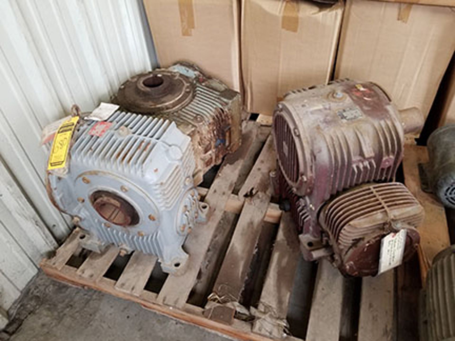 PALLET OF (3) GEAR REDUCERS – CONE DRIVE 300:1, 650 RPM – (2) CONE DRIVE 2.5 X 50, 125:1 - - Image 2 of 9