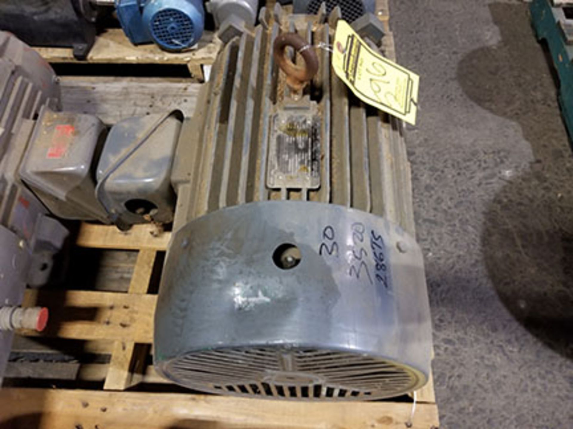 TOSHIBA 30HP ELECTRIC MOTOR, 3,520 RPM, 236TS FRAME, TYPE TKKH - Image 2 of 4