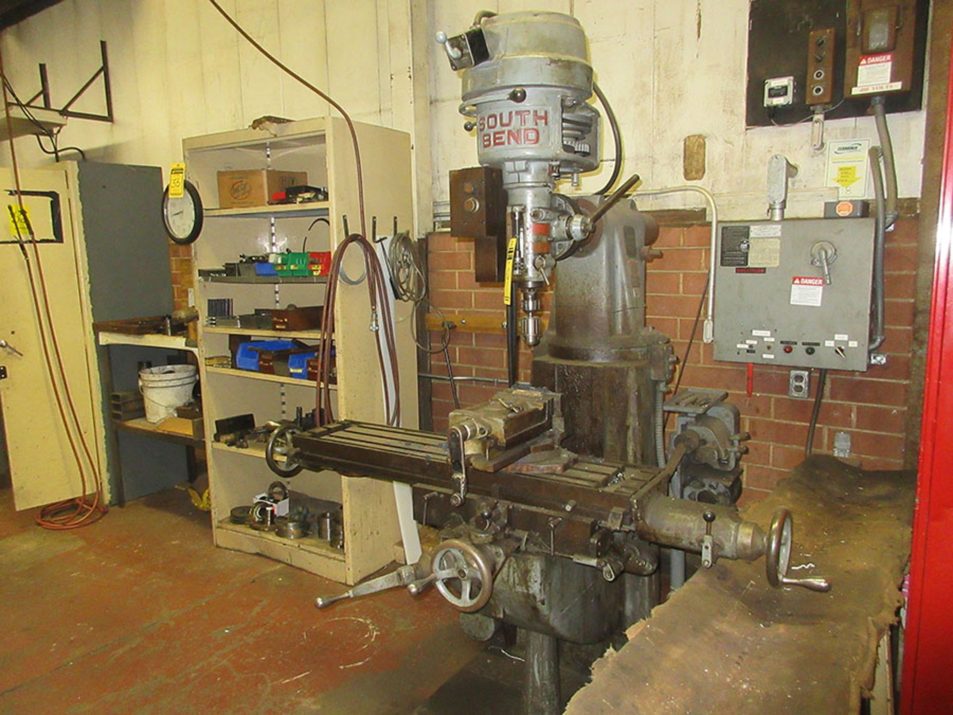 SOUTH BEND VERTICAL MILL; BELT DRIVEN, 9'' X 42'' TABLE, SPINDLE CHUCK, 6'' MACHINE VISE, KNEE - Image 2 of 2