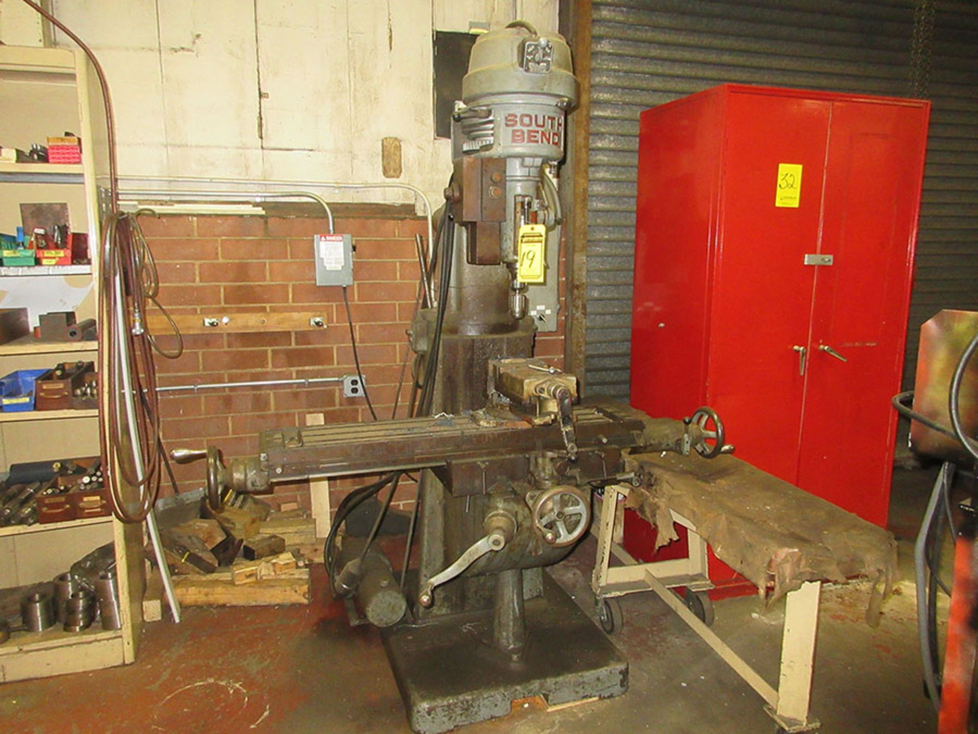 SOUTH BEND VERTICAL MILL; BELT DRIVEN, 9'' X 42'' TABLE, SPINDLE CHUCK, 6'' MACHINE VISE, KNEE
