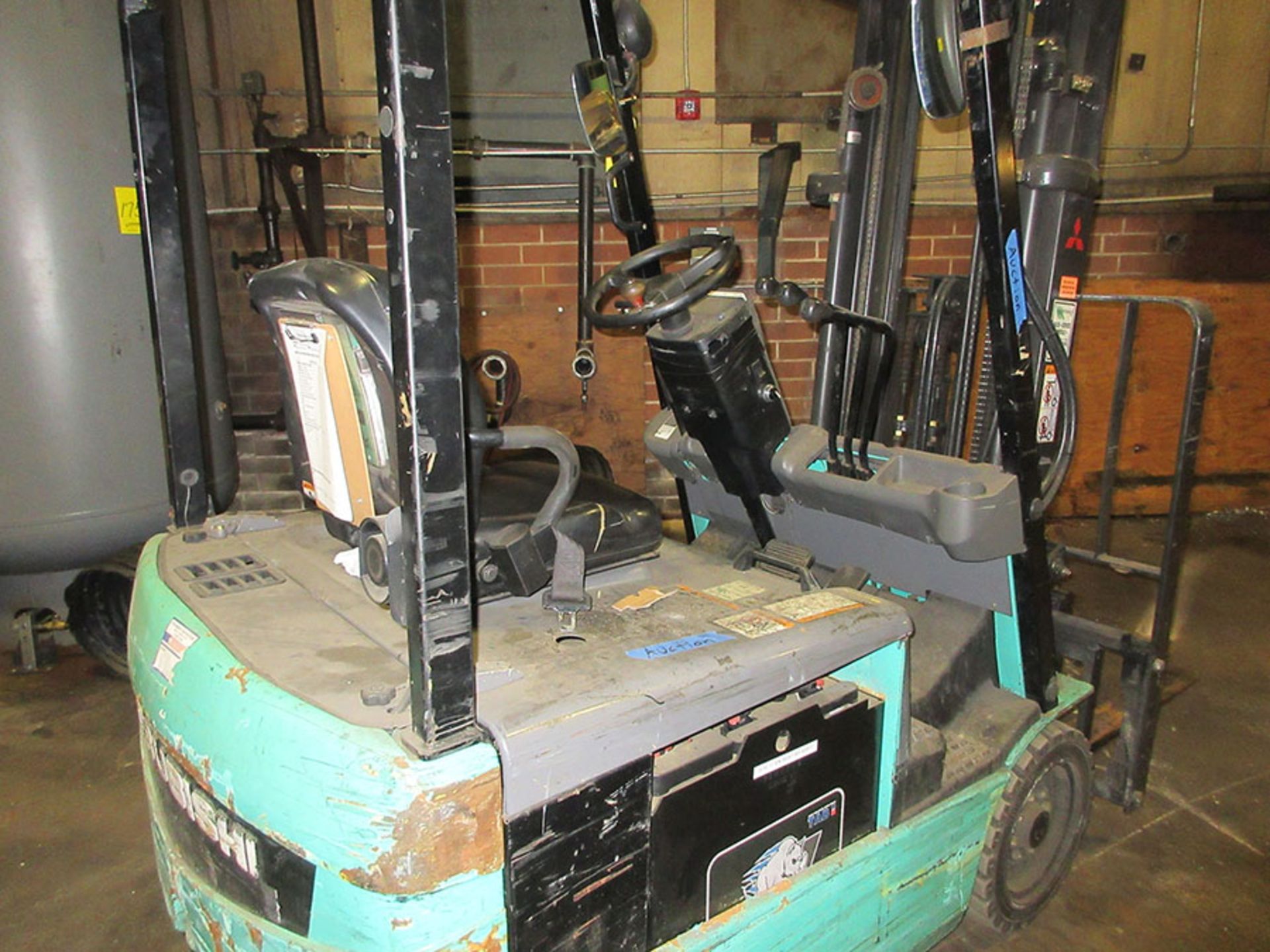 MITSUBISHI 2,750 LB. CAPACITY ELECTRIC FORKLIFT; 36V, 3-STAGE MAST, 188'' MAX LOAD HEIGHT, CENTER - Image 4 of 5