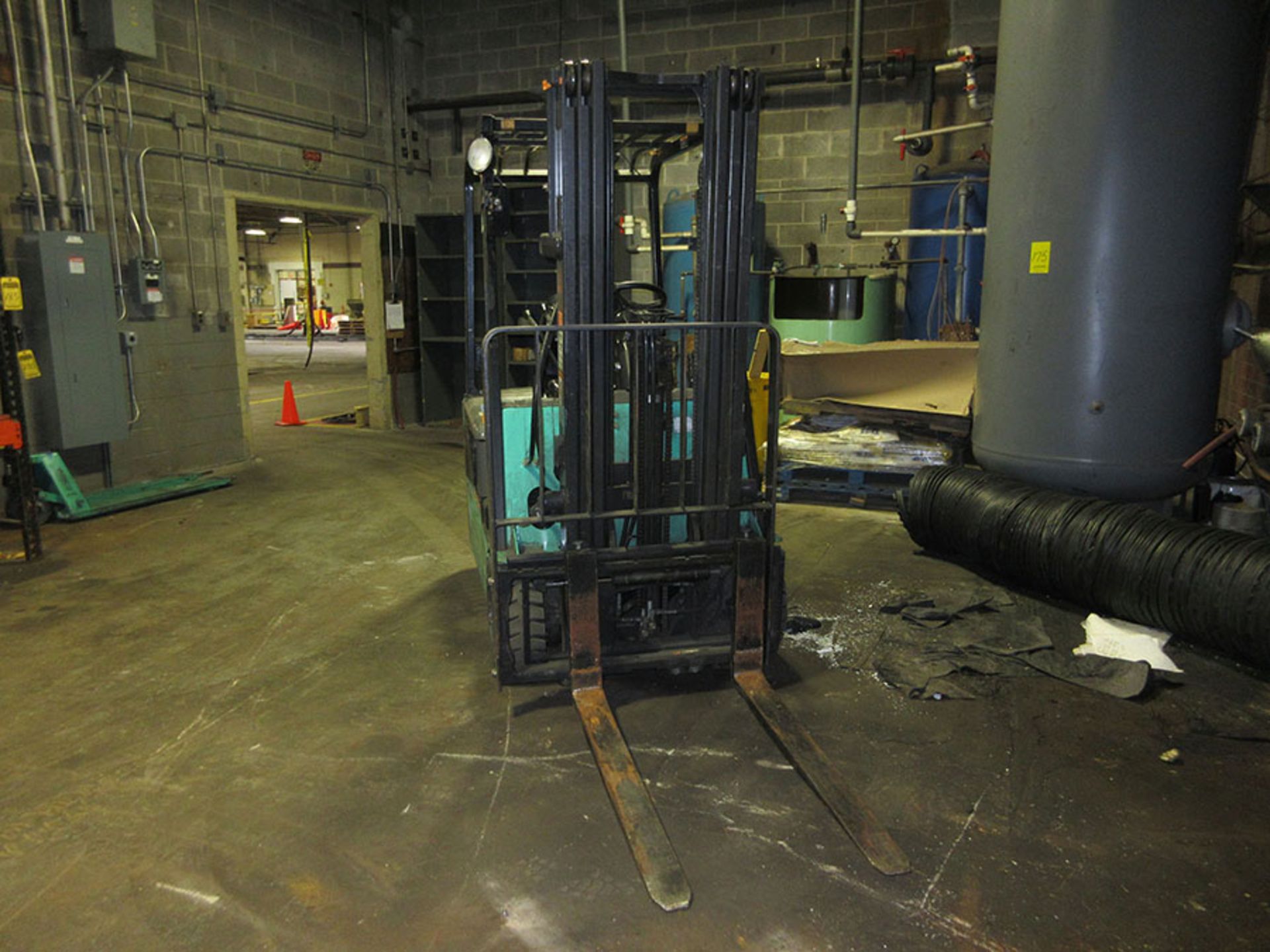 MITSUBISHI 2,750 LB. CAPACITY ELECTRIC FORKLIFT; 36V, 3-STAGE MAST, 188'' MAX LOAD HEIGHT, CENTER - Image 3 of 5