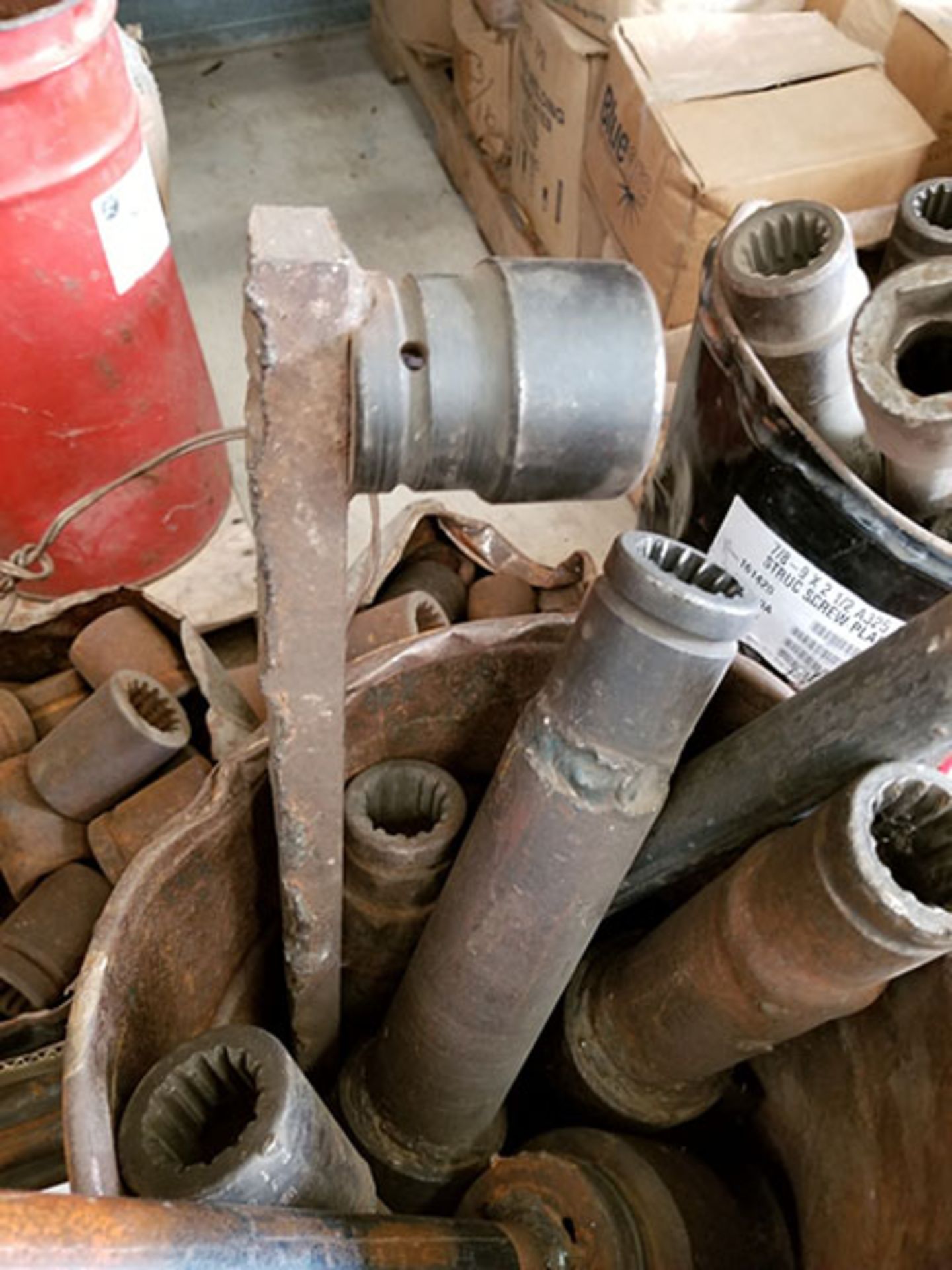 PALLET OF VARIOUS ROUND DRIVE CHISELS & NEEDLES, SOCKETS , CUSTOM LUG WRENCHES, SPLINE DRIVE - Image 9 of 9