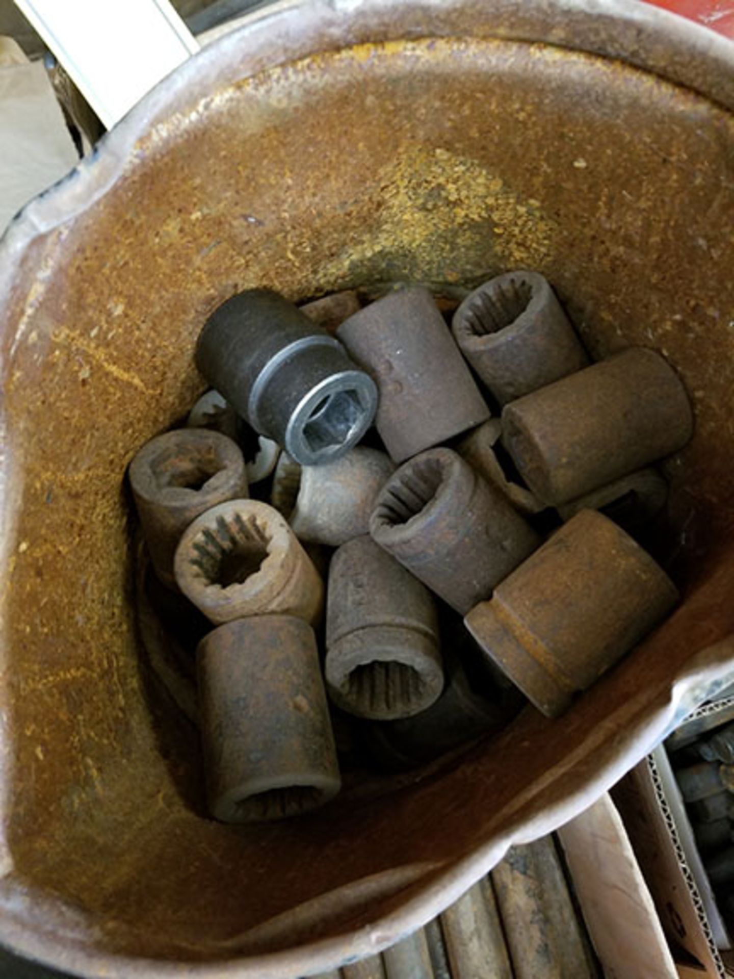 PALLET OF VARIOUS ROUND DRIVE CHISELS & NEEDLES, SOCKETS , CUSTOM LUG WRENCHES, SPLINE DRIVE - Image 6 of 9