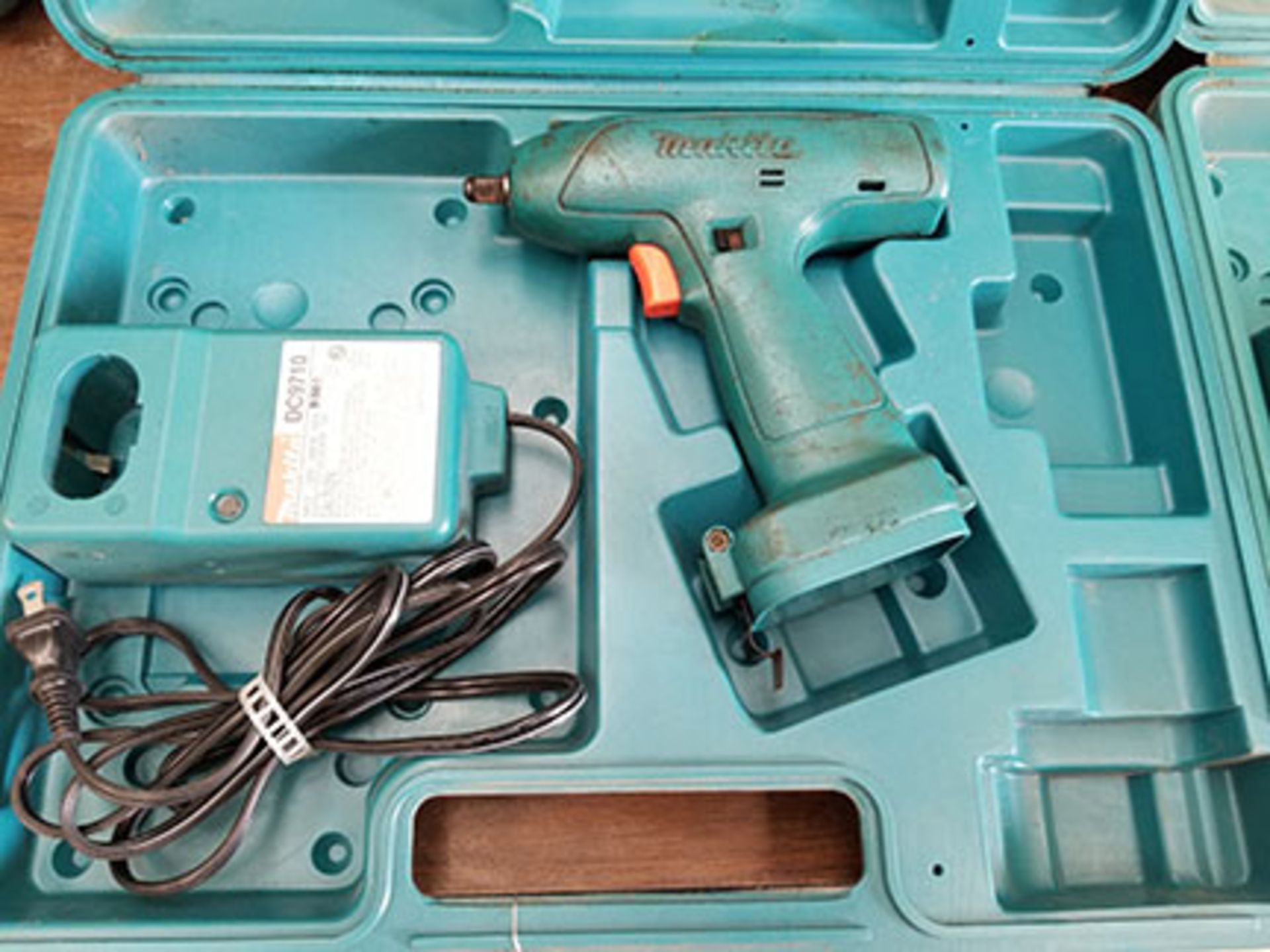 (4) MAKITA 1/2’’ IMPACT WRENCHES, NO BATTERIES AND (3) NI-MH & NI-CD CHARGERS & FAST CHARGER - Image 7 of 11