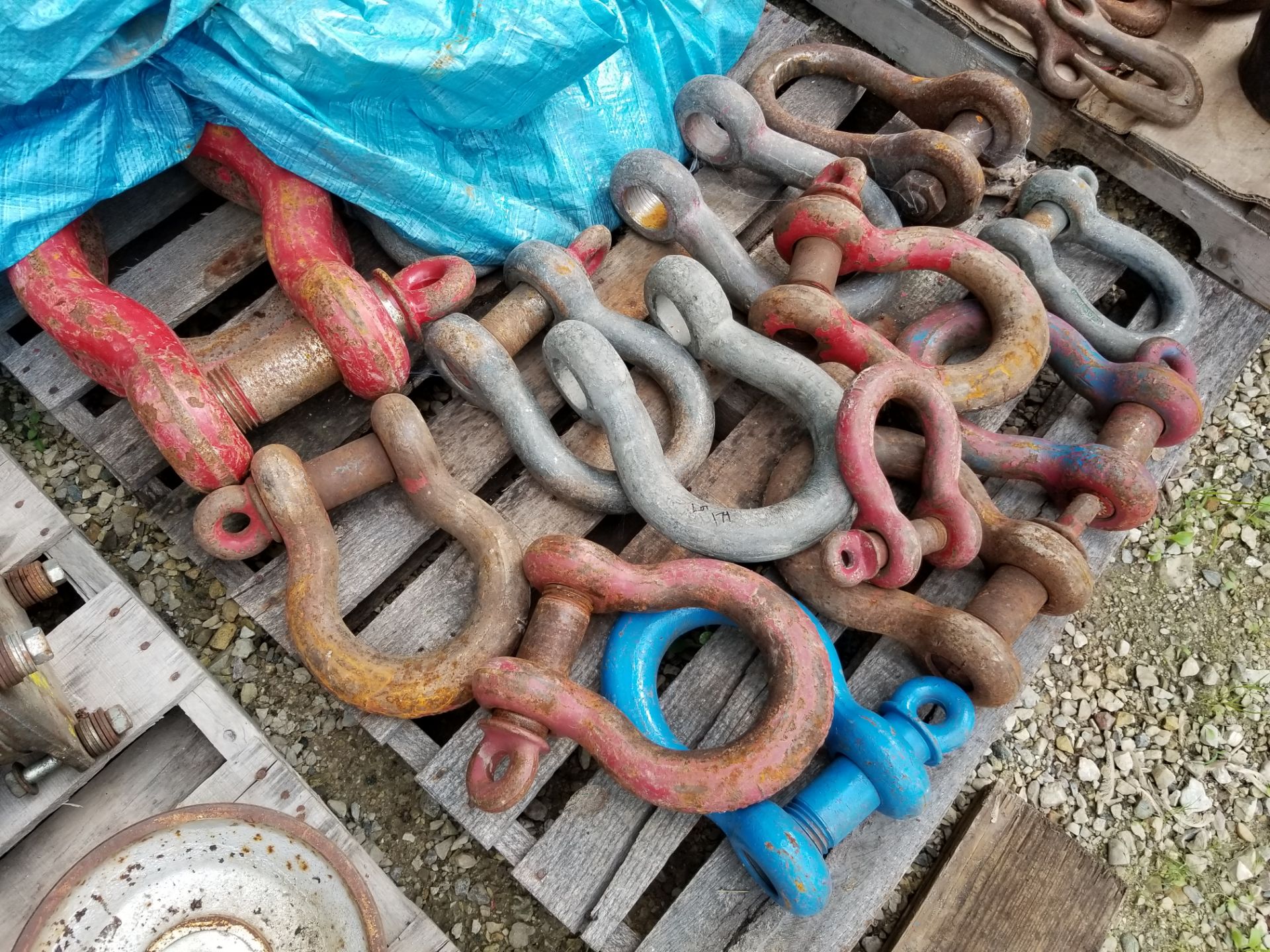 (5) PALLETS OF CLEVISES, SHACKLES, CHAIN HOOKS, AND ASSORTED SIZED CABLE CLAMPS - Image 4 of 8