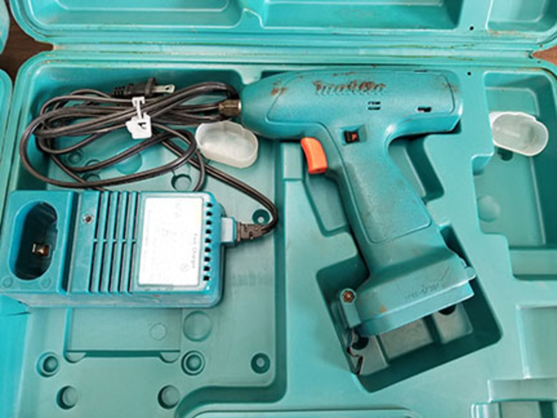 (4) MAKITA 1/2’’ IMPACT WRENCHES, NO BATTERIES AND (3) NI-MH & NI-CD CHARGERS & FAST CHARGER - Image 9 of 11