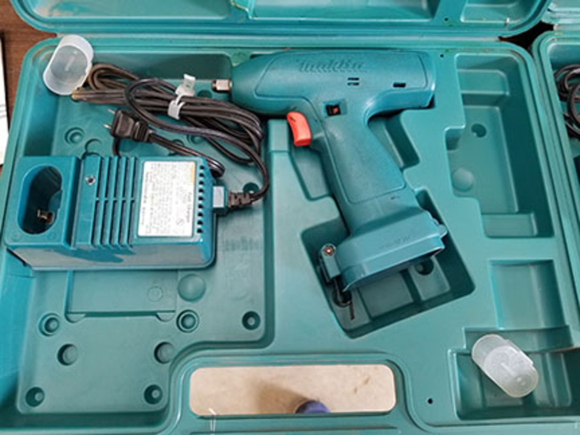 (4) MAKITA 1/2’’ IMPACT WRENCHES, NO BATTERIES AND (3) NI-MH & NI-CD CHARGERS & FAST CHARGER - Image 10 of 11