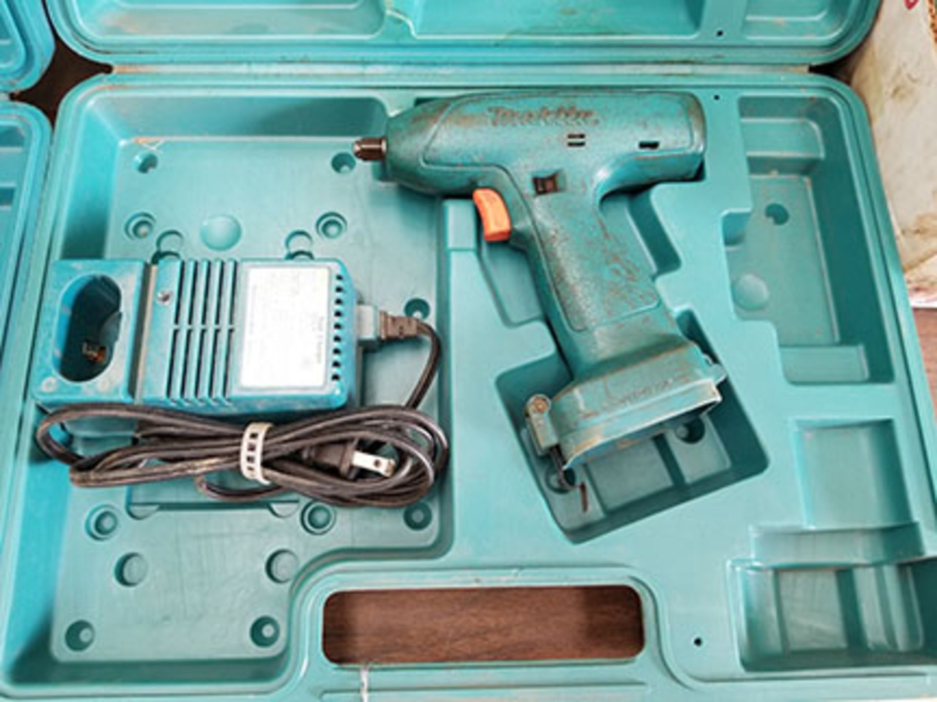 (4) MAKITA 1/2’’ IMPACT WRENCHES, NO BATTERIES AND (3) NI-MH & NI-CD CHARGERS & FAST CHARGER - Image 6 of 11