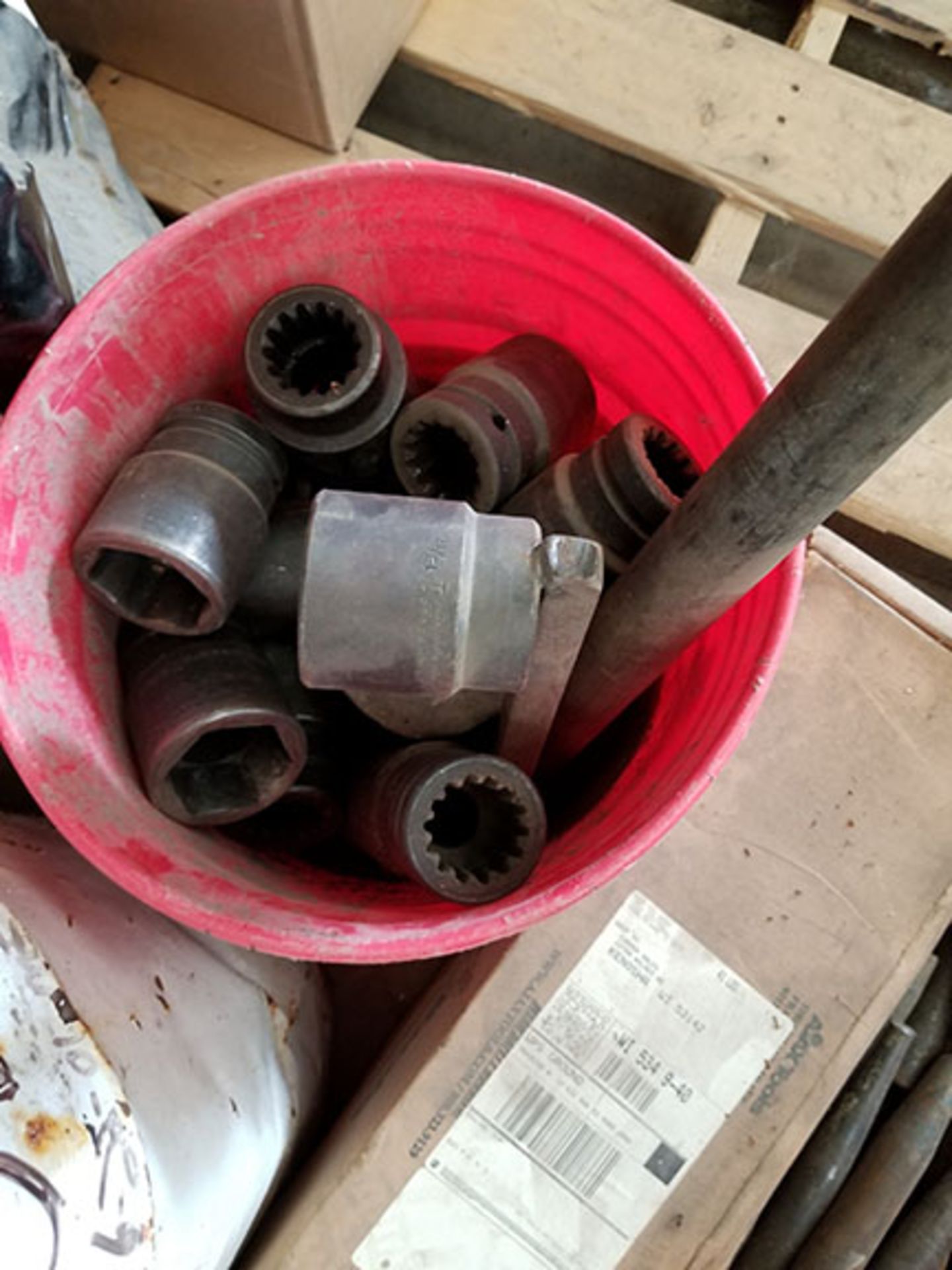 PALLET OF VARIOUS ROUND DRIVE CHISELS & NEEDLES, SOCKETS , CUSTOM LUG WRENCHES, SPLINE DRIVE - Image 8 of 9