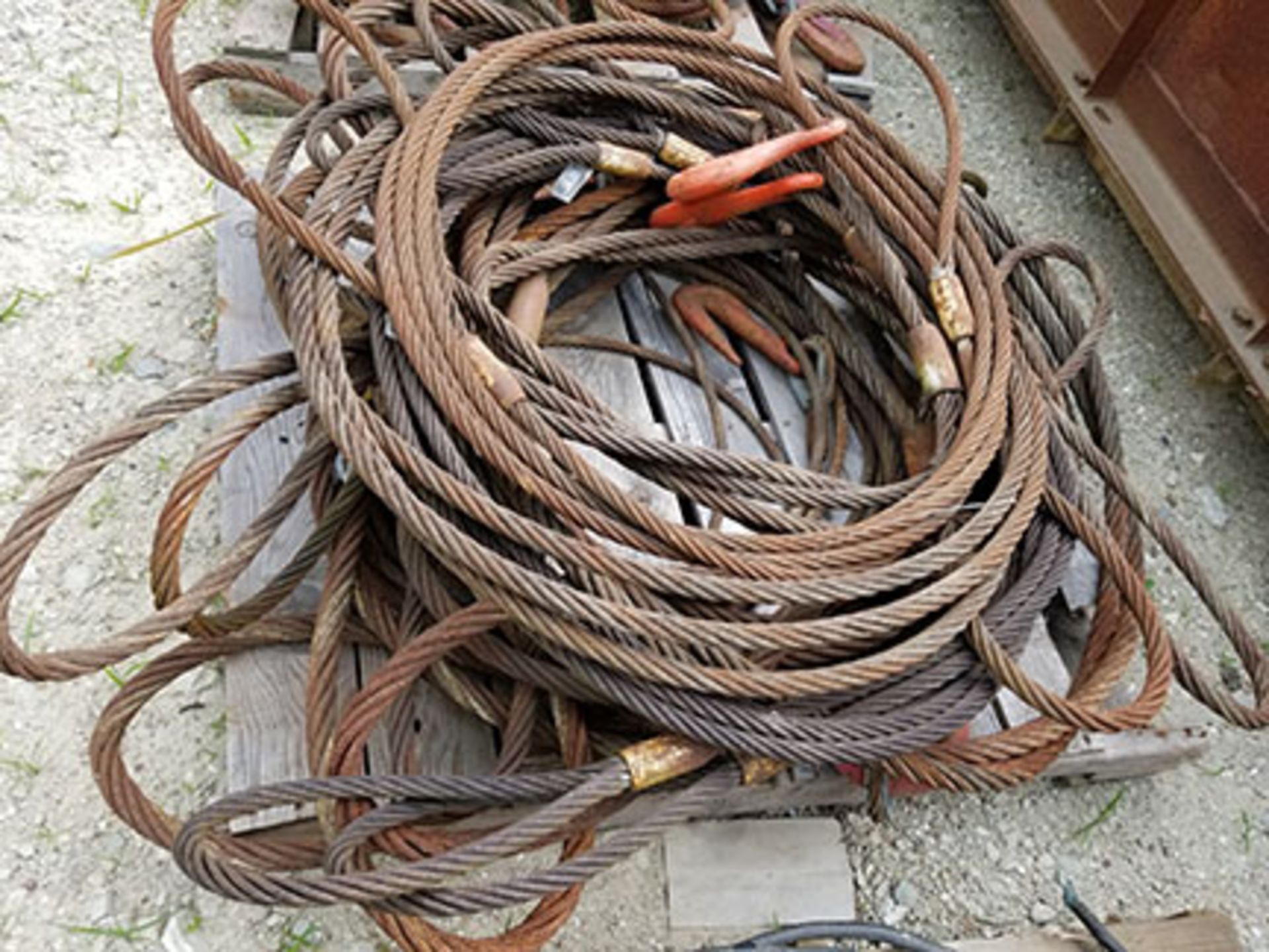 PALLET OF BRAIDED CABLE SLINGS – SOME WITH HOOKS - Image 2 of 3