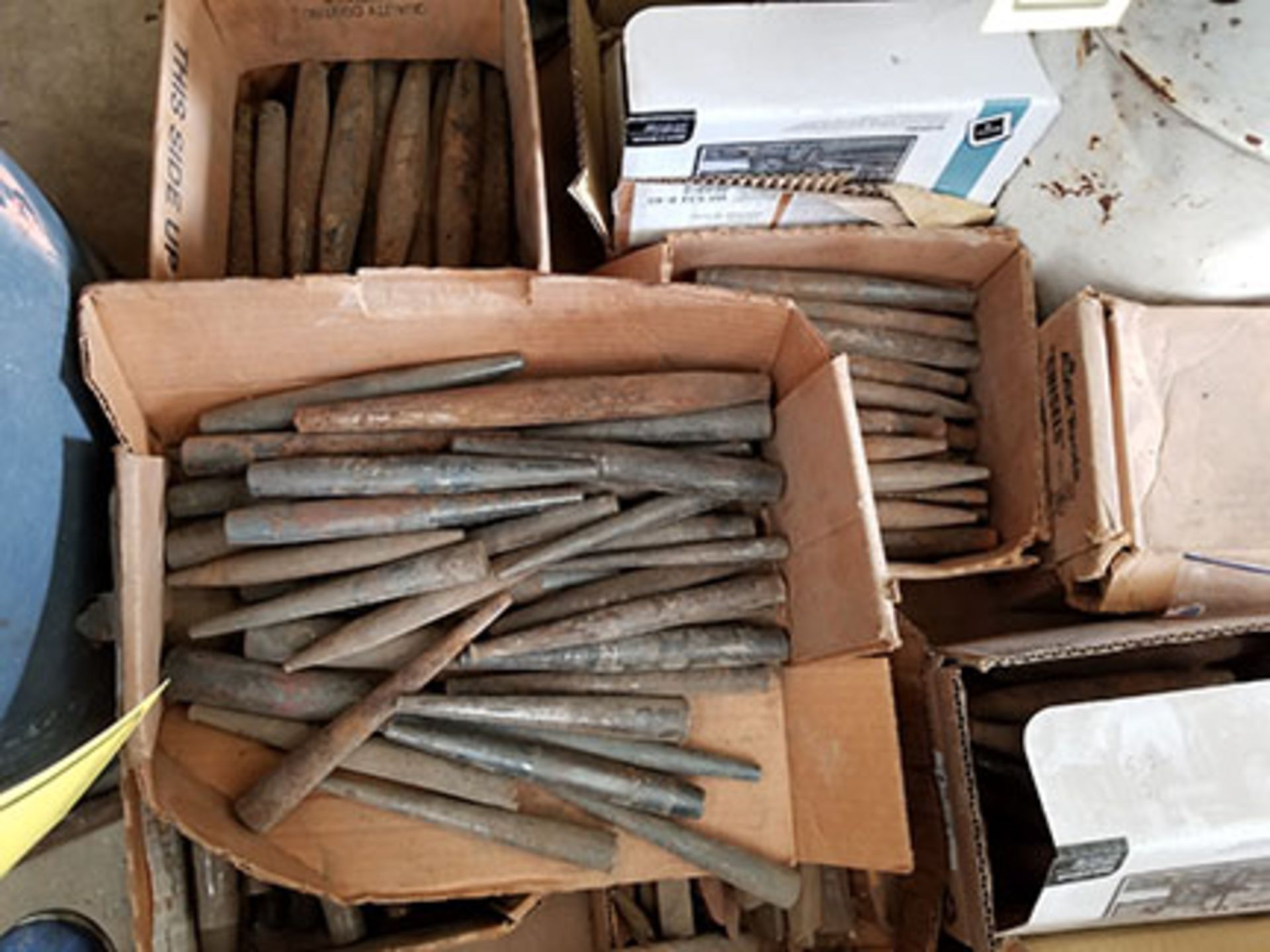 PALLET OF VARIOUS ROUND DRIVE CHISELS & NEEDLES, SOCKETS , CUSTOM LUG WRENCHES, SPLINE DRIVE - Image 2 of 9