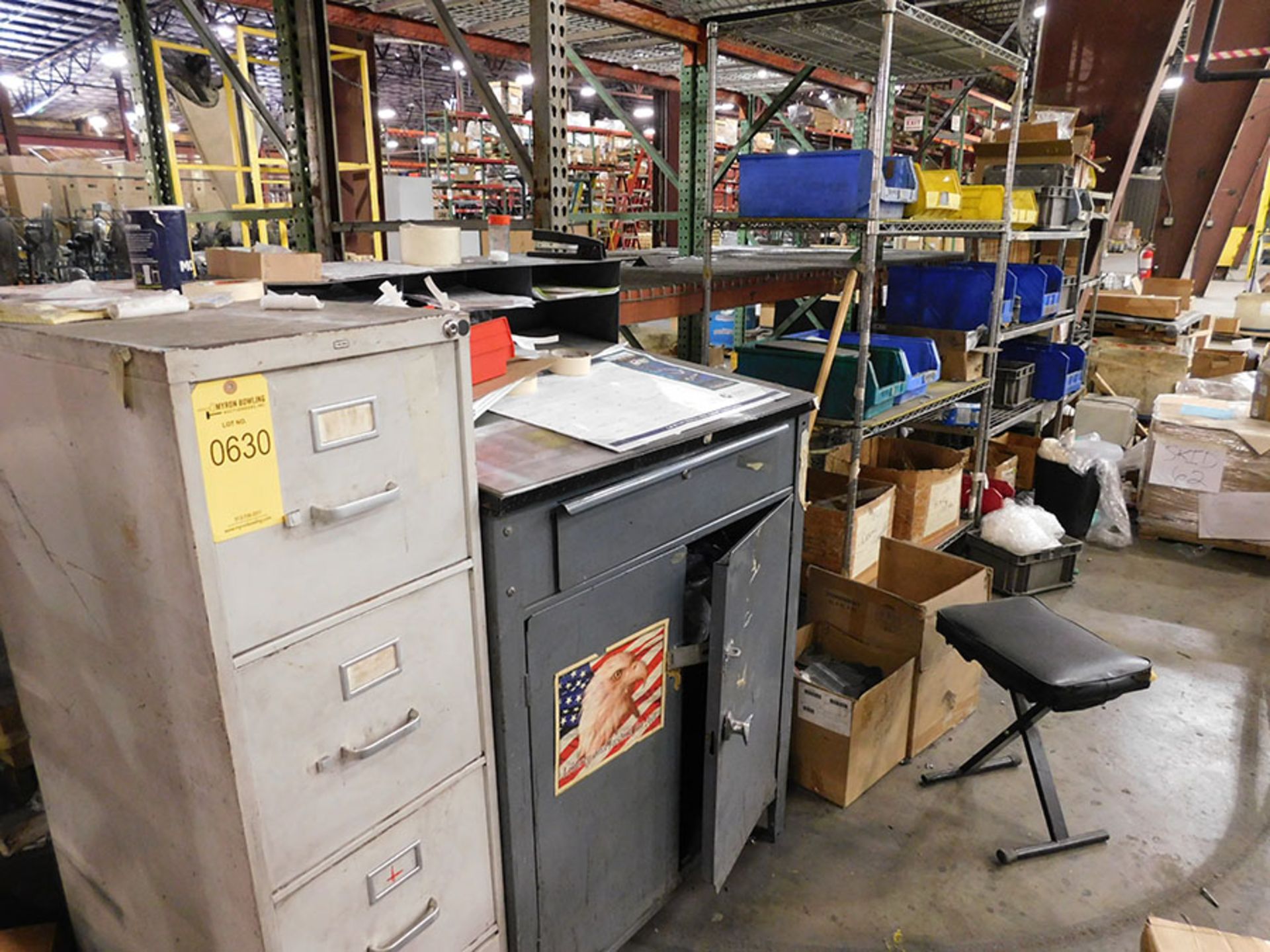 LOT OF (3) METRO CARTS, FOREMAN'S DESK, AND FILE CABINET