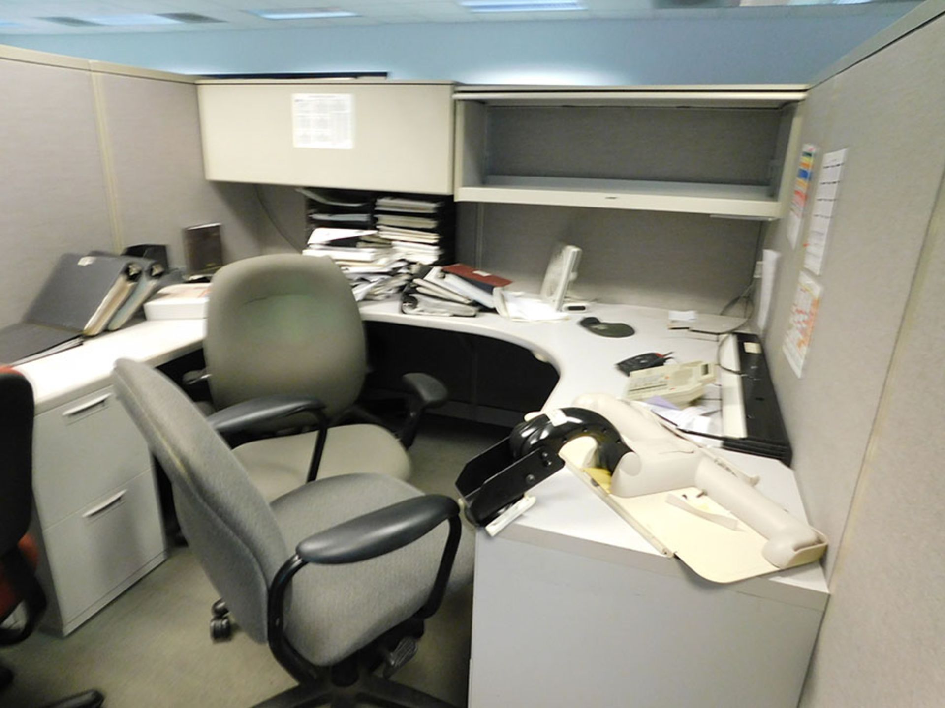 OFFICE CUBICAL WITH CONTENTS - Image 3 of 5
