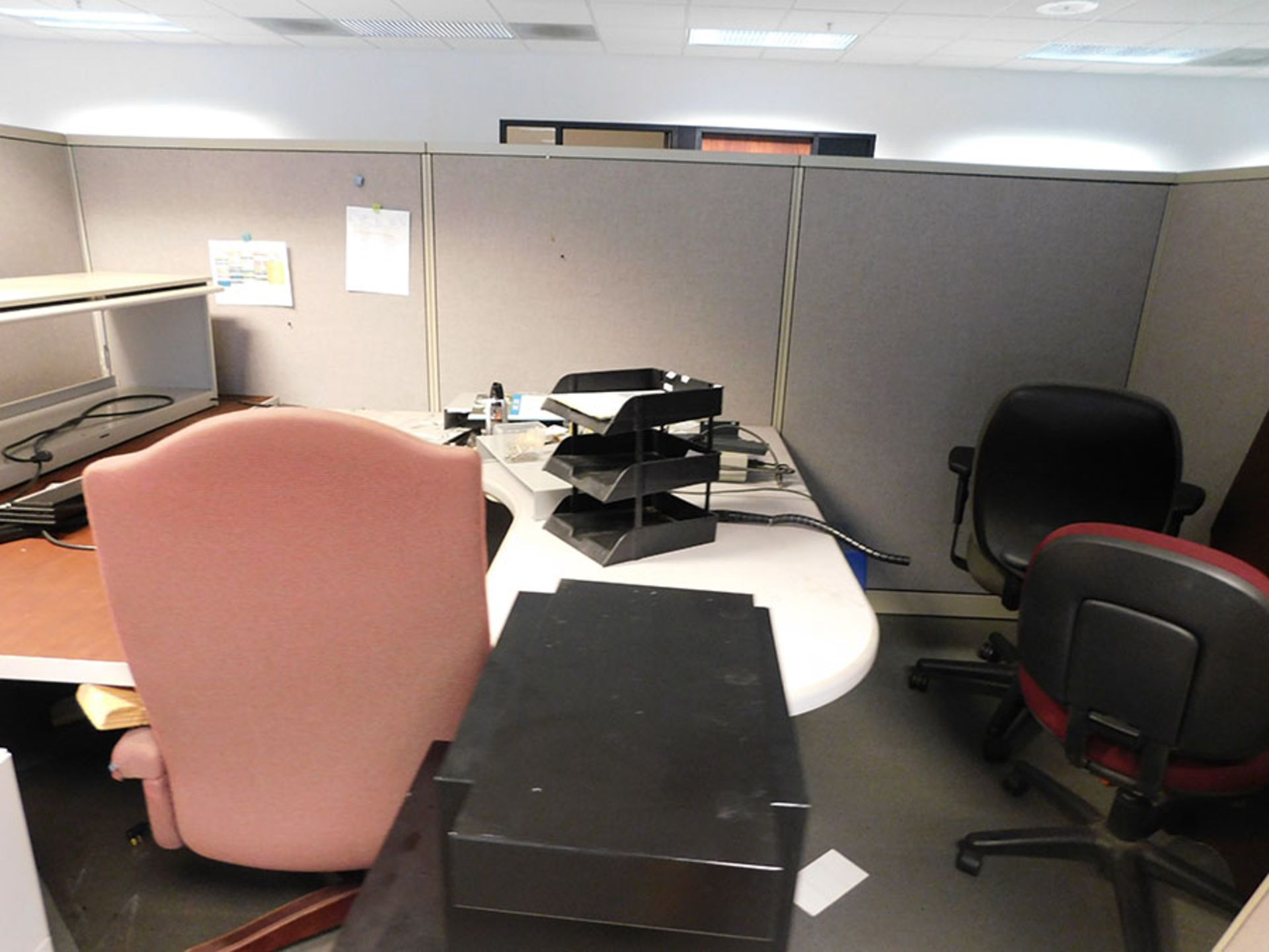 OFFICE CUBICAL WITH CONTENTS - Image 2 of 5