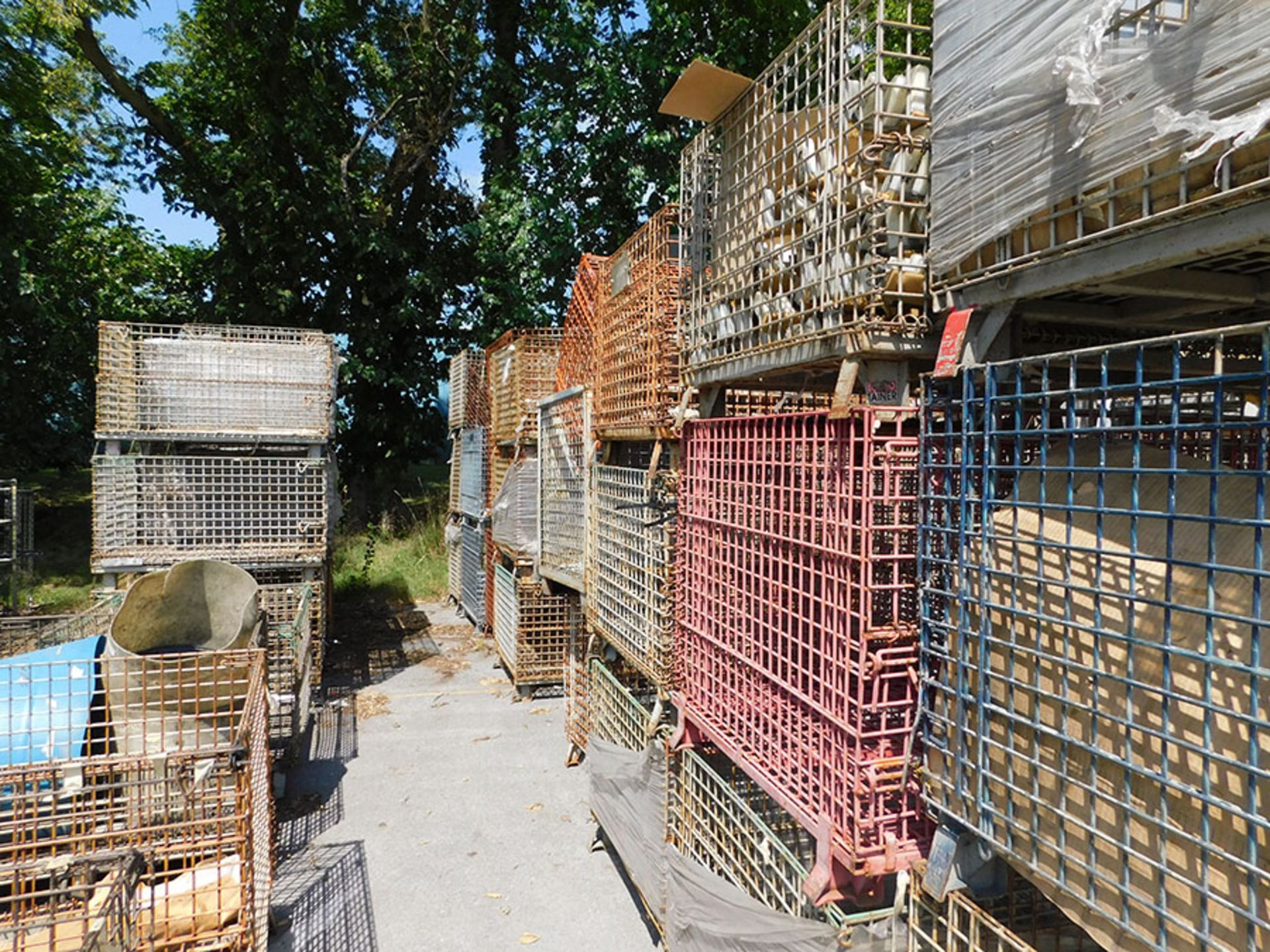LOT OF (24) WIRE BASKETS