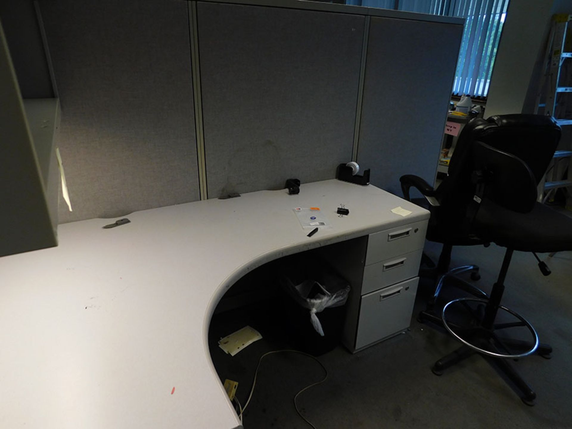 OFFICE CUBICAL WITH CONTENTS - Image 4 of 5