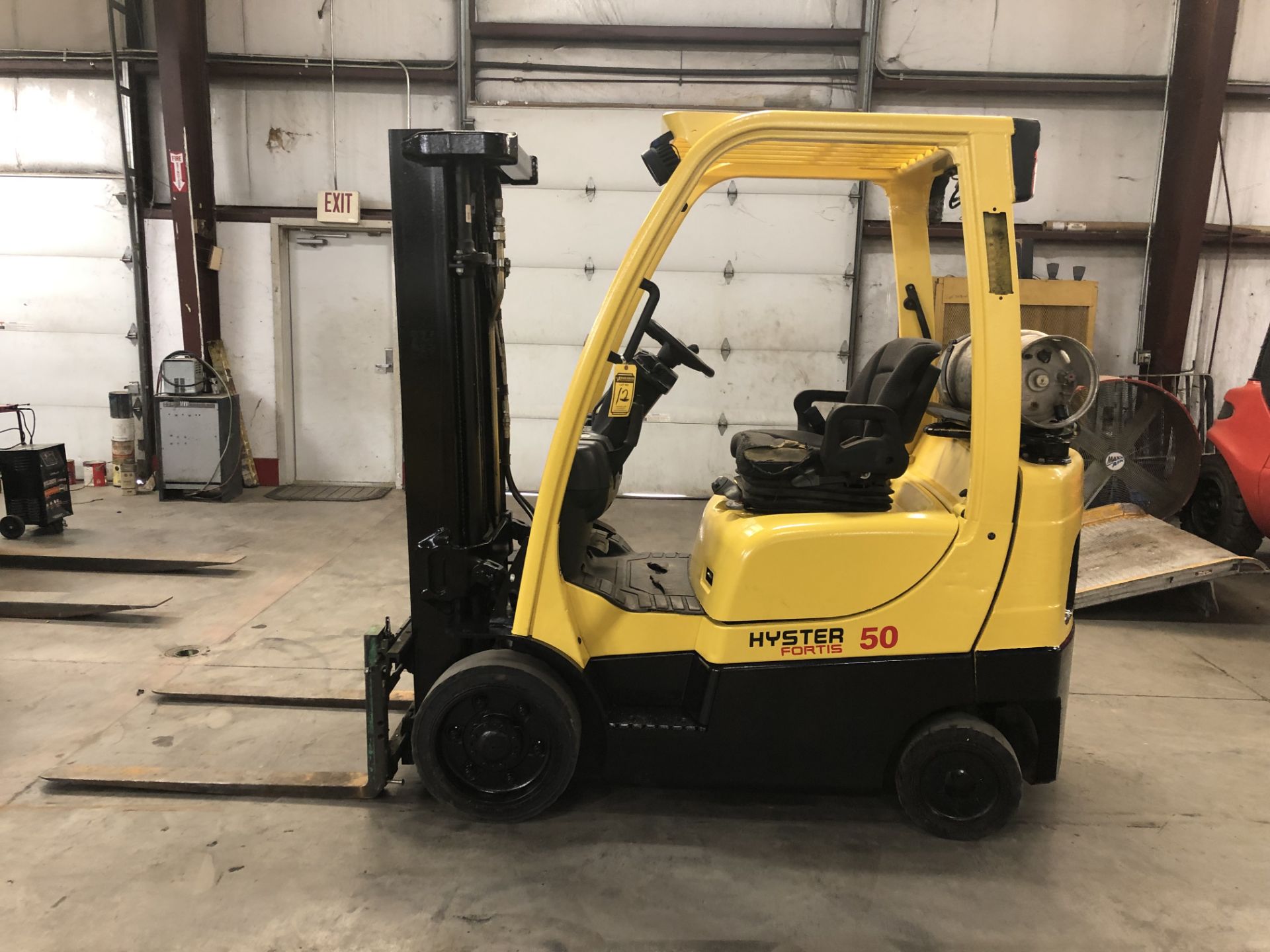 2012 HYSTER 5,000-LB., MODEL: S50FT, S/N: F187V21575K, LPG, LEVER SHIFT TRANSMISSION, SOLID TIRES,