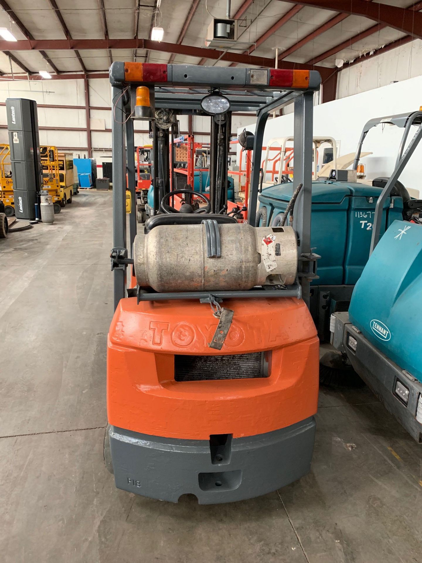 TOYOTA 3,500-LB CAPACITY FORKLIFT, MODE: 7FGU18, PNEUMATIC TIRES, LPG, 189” LIFT, SIDESHIFT - Image 2 of 4