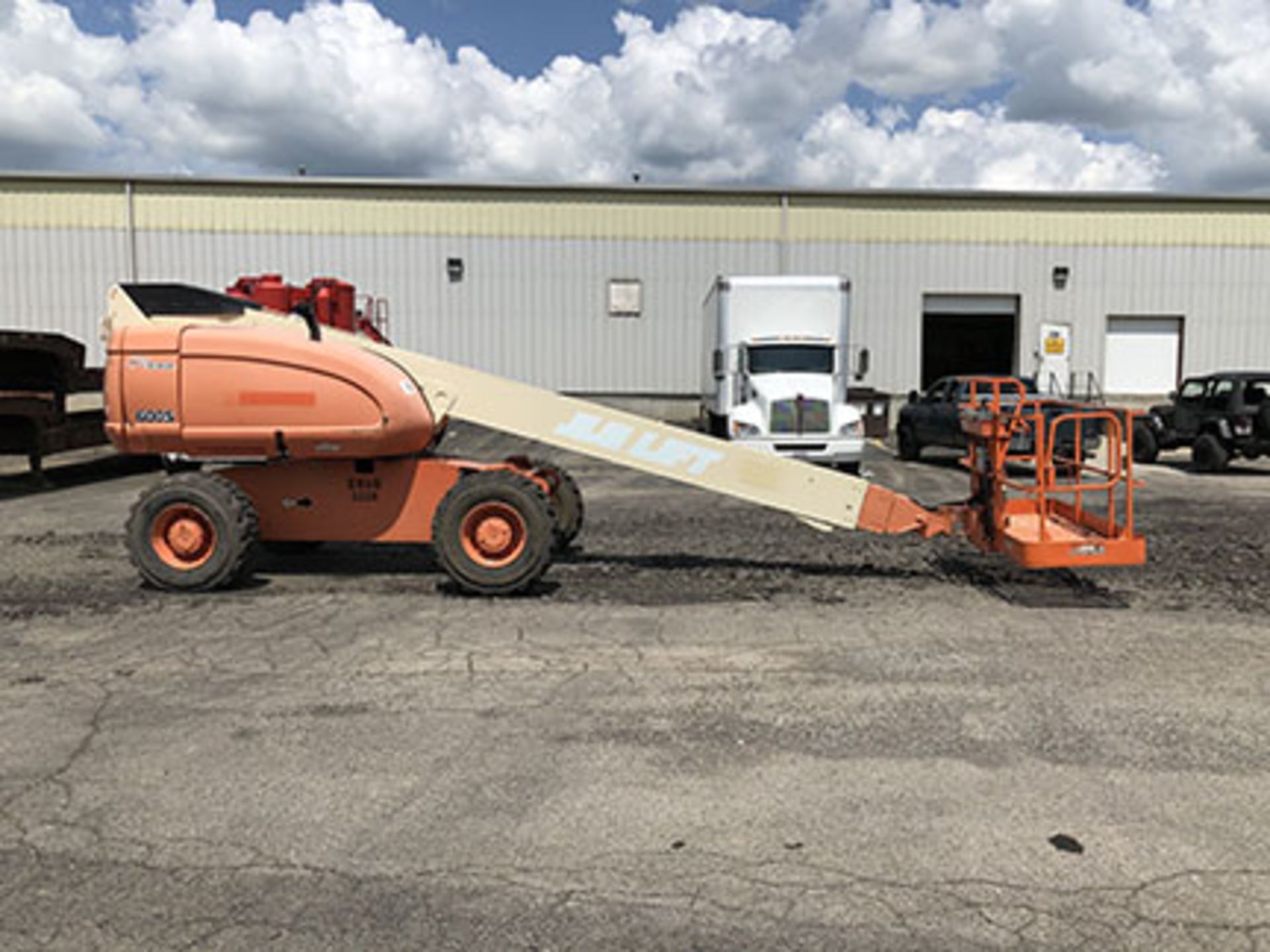 2003 JLG 60' ARTICULATING BOOMS LIFT, MODEL: 600S, LPG/GAS, 4-WHEEL DRIVE, MAX PLATFORM HEIGHT: 60’