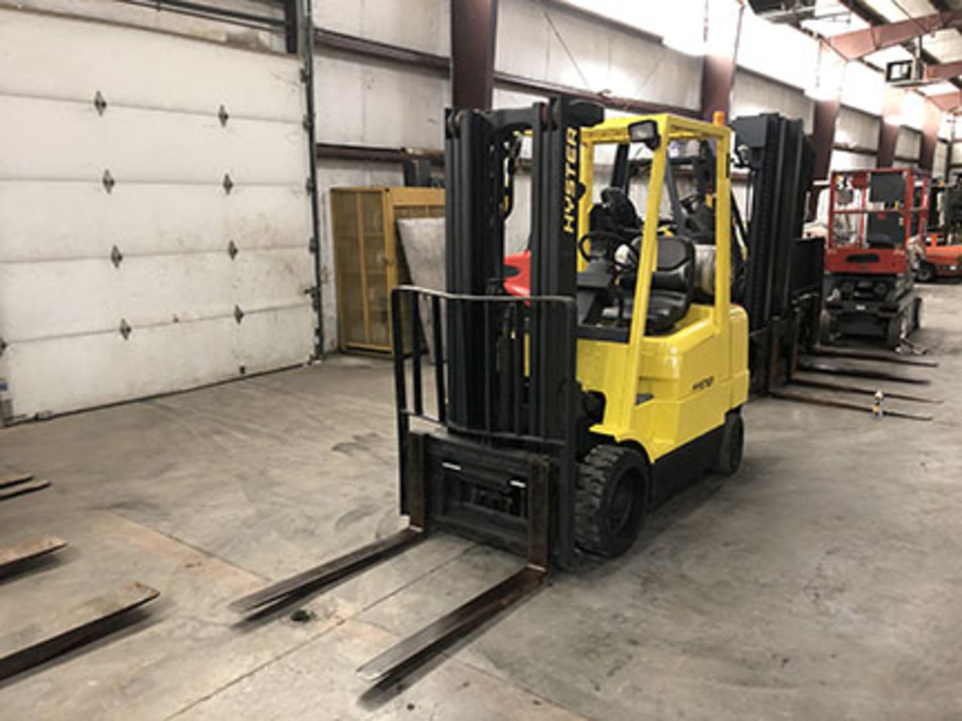 1999 HYSTER 5,000-LB., MODEL: S50XM, S/N: D187V13685W, LPG, LEVER SHIFT TRANSMISSION, SOLID TIRES, - Image 2 of 5