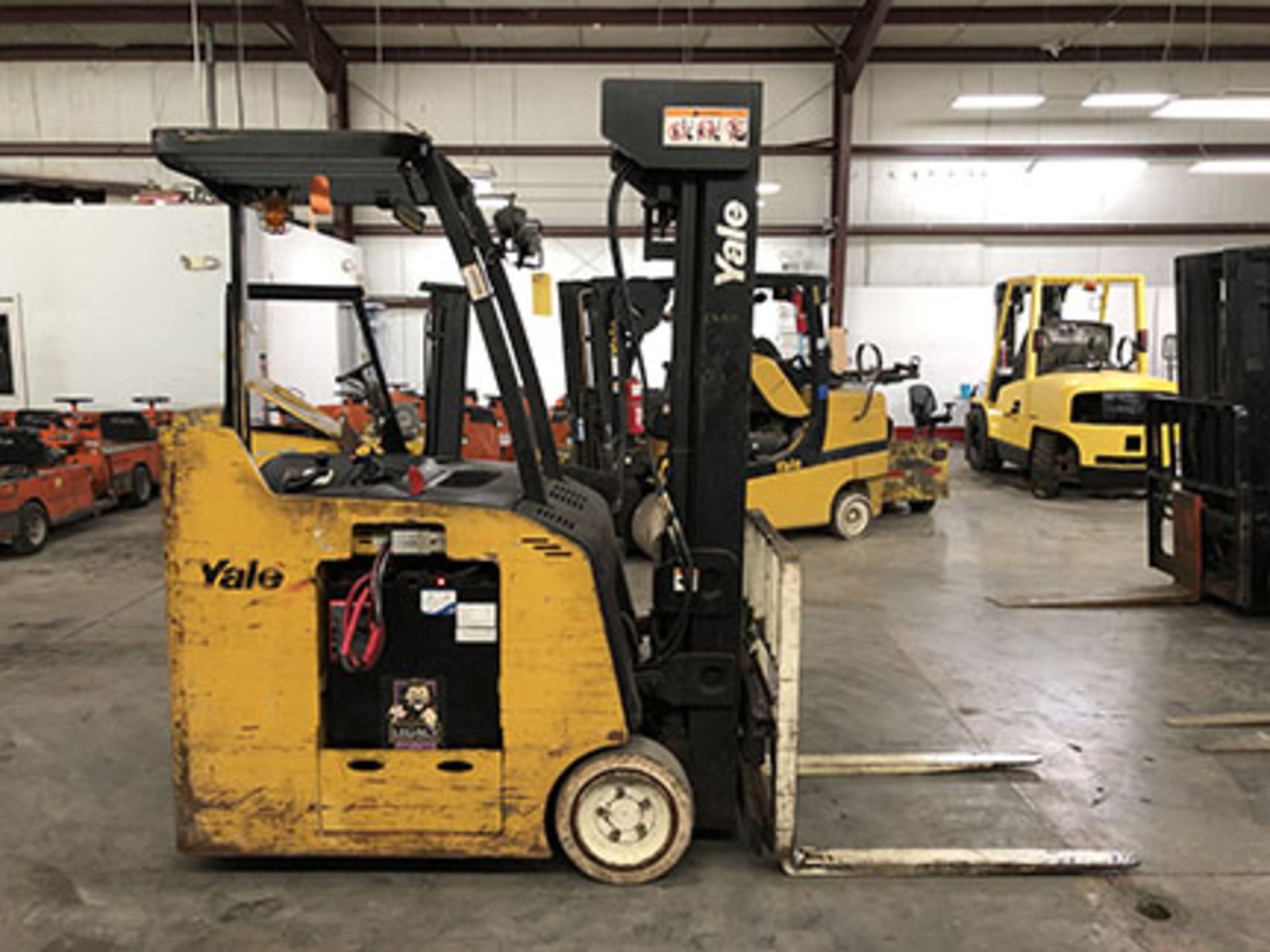 2003 YALE 4,000-LB. STANDUP FORKLIFT, MODEL: ESC040FAN, 36-VOLT ELECTRIC, SOLID NON-MARKING TIRES, - Image 3 of 5