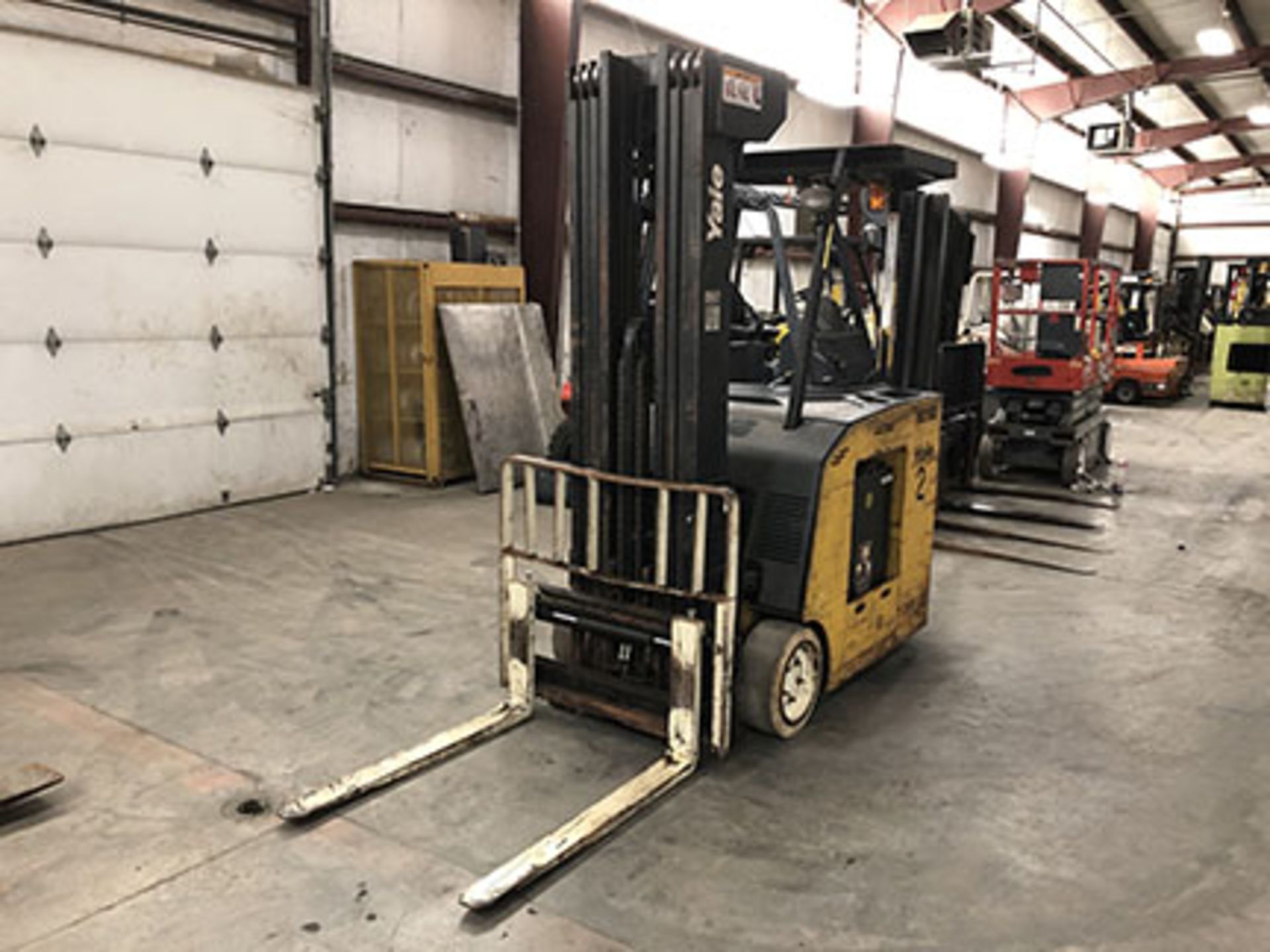 2003 YALE 4,000-LB. STANDUP FORKLIFT, MODEL: ESC040FAN, 36-VOLT ELECTRIC, SOLID NON-MARKING TIRES, - Image 2 of 5