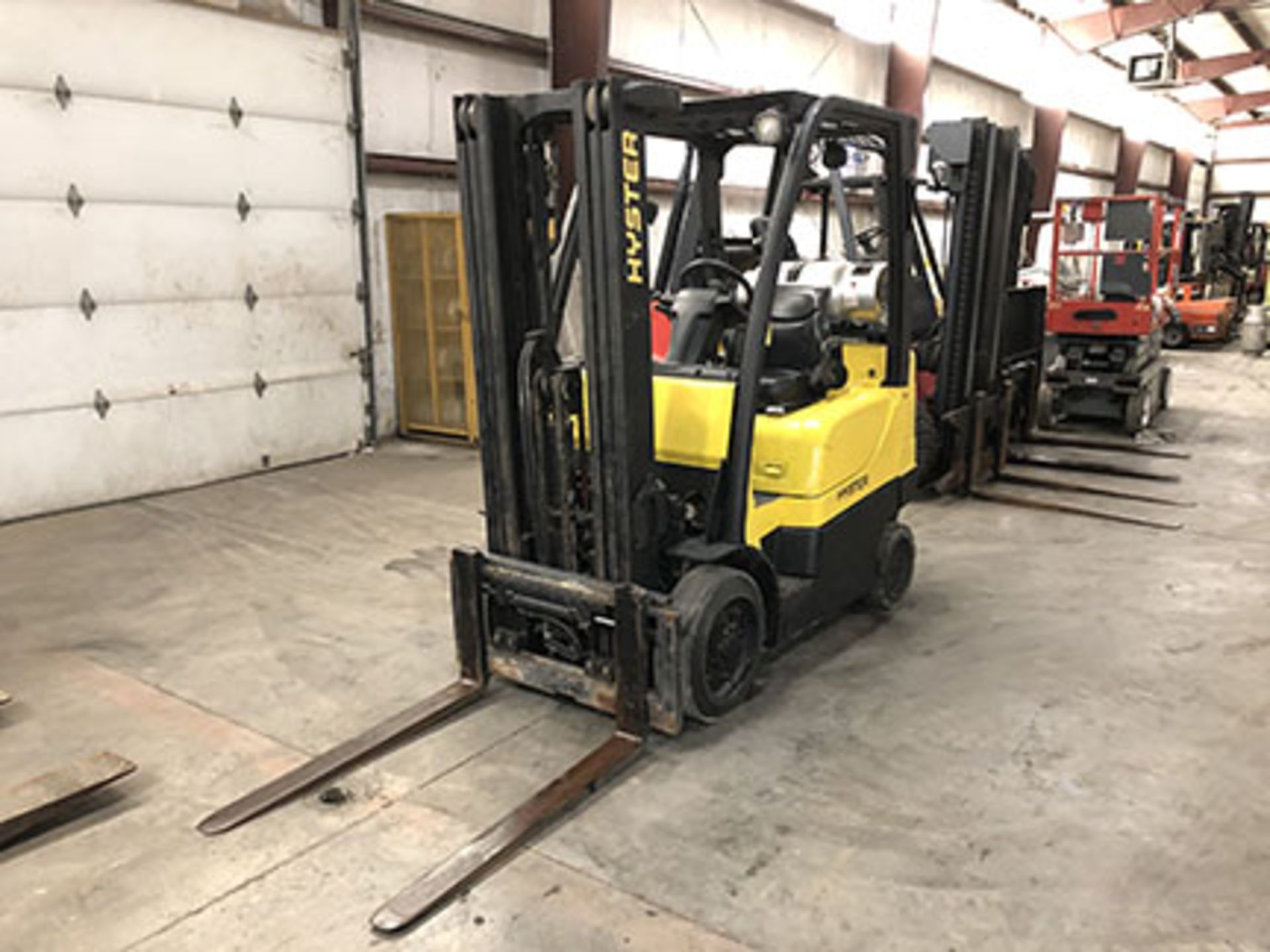 2008 HYSTER 5,000-LB., MODEL: S50FT, S/N: F187V13708F, LPG, LEVER SHIFT TRANSMISSION, SOLID TIRES, - Image 2 of 5