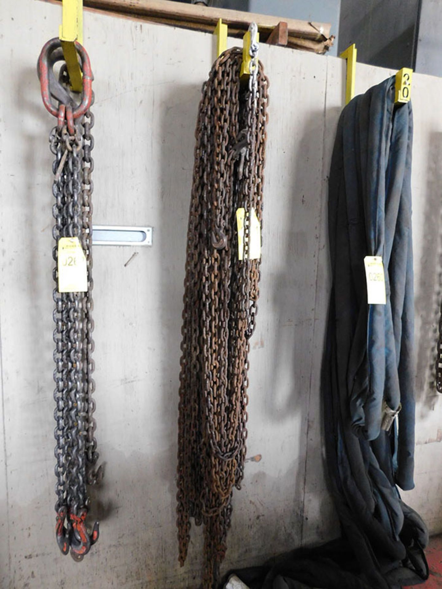 LOT OF ASSORTED SIZE CHAIN