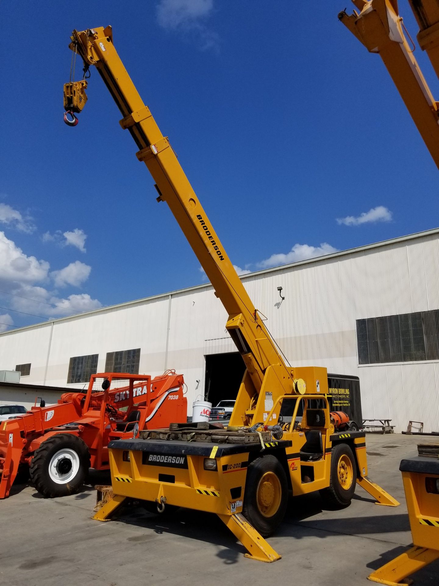 BRODERSON 15-TON DUAL FUEL CARRY DECK CRANE; MODEL IC2002B, S/N 31415, 4,963 HOURS, 360 DEGREE - Image 2 of 5