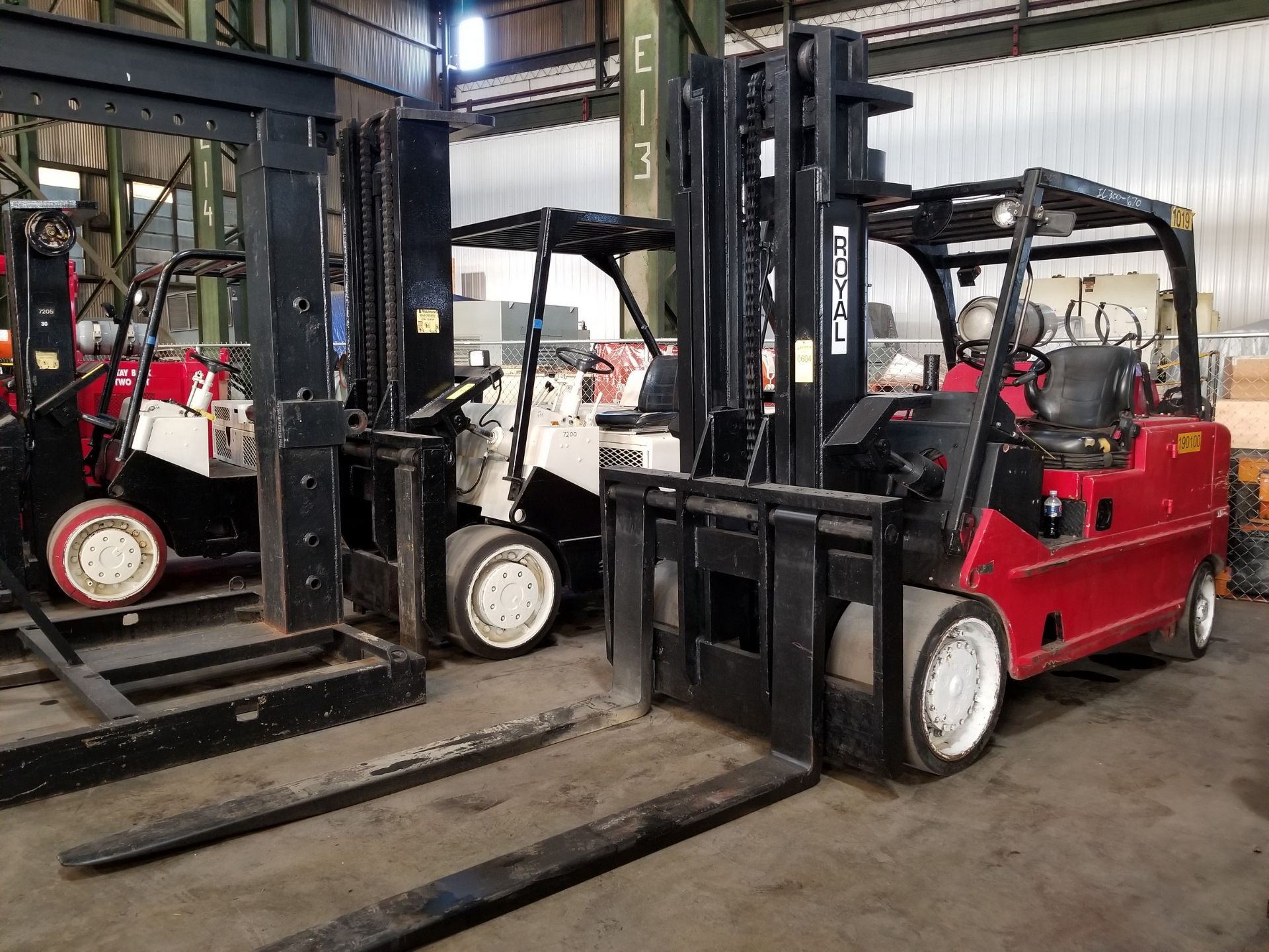 ROYAL T300C 30,000 LB. FORKLIFT; 2-STAGE MAST, 107'' LIFT HEIGHT, 9,436 HOURS, S/N L0670, SOLID - Image 2 of 4