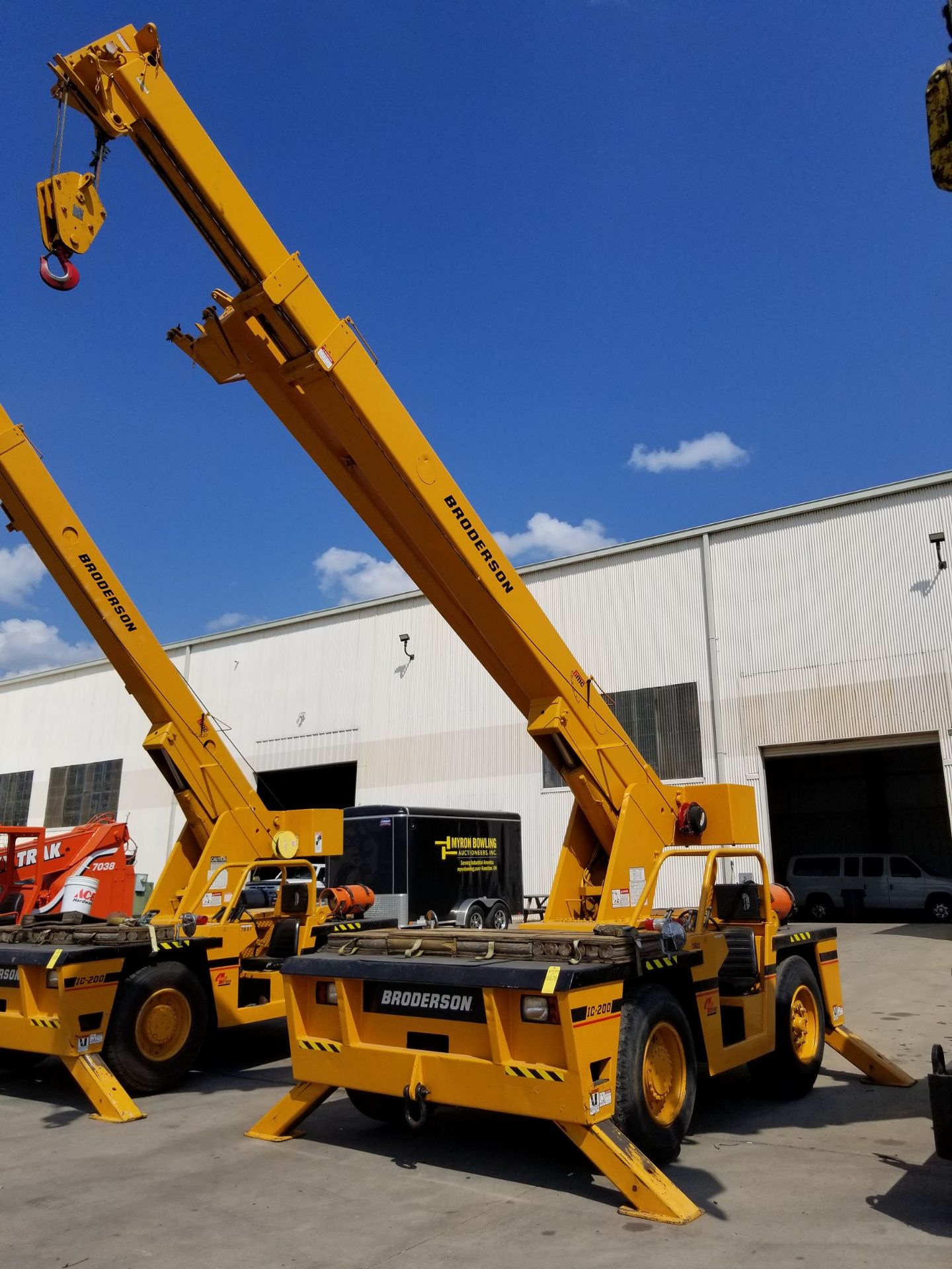BRODERSON 15-TON DUAL FUEL CARRY DECK CRANE; MODEL IC2002B, S/N 53748, 4,428 HOURS, 360 DEGREE - Image 2 of 5