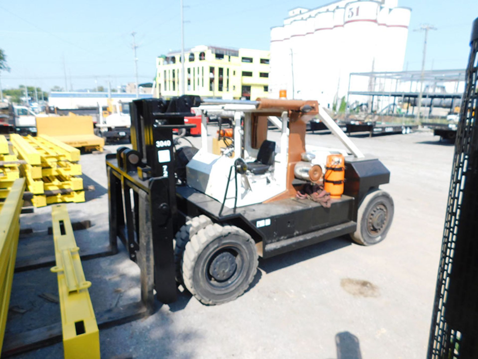 TAYLOR TR-40-30 40,000 LB. FORKLIFT; FOAM FILLED TIRES, 3-STAGE MAST, 119'' LIFT HEIGHT, LP GAS, 4, - Image 3 of 6