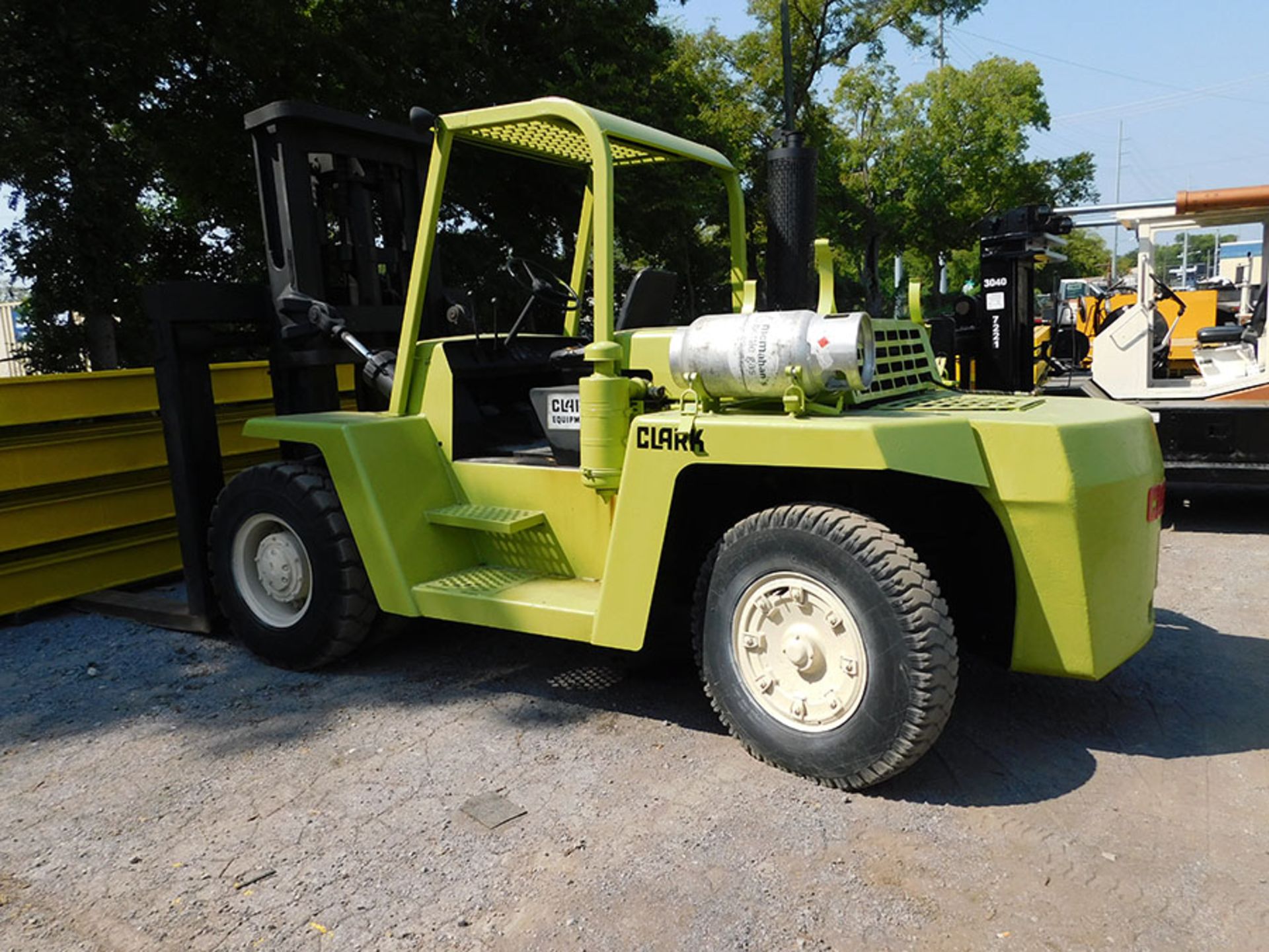 CLARK C500YS-250 25,000 LB. FORKLIFT; 2-STAGE MAST, 124'' LIFT HEIGHT, LP GAS, PNEUMATIC TIRES,