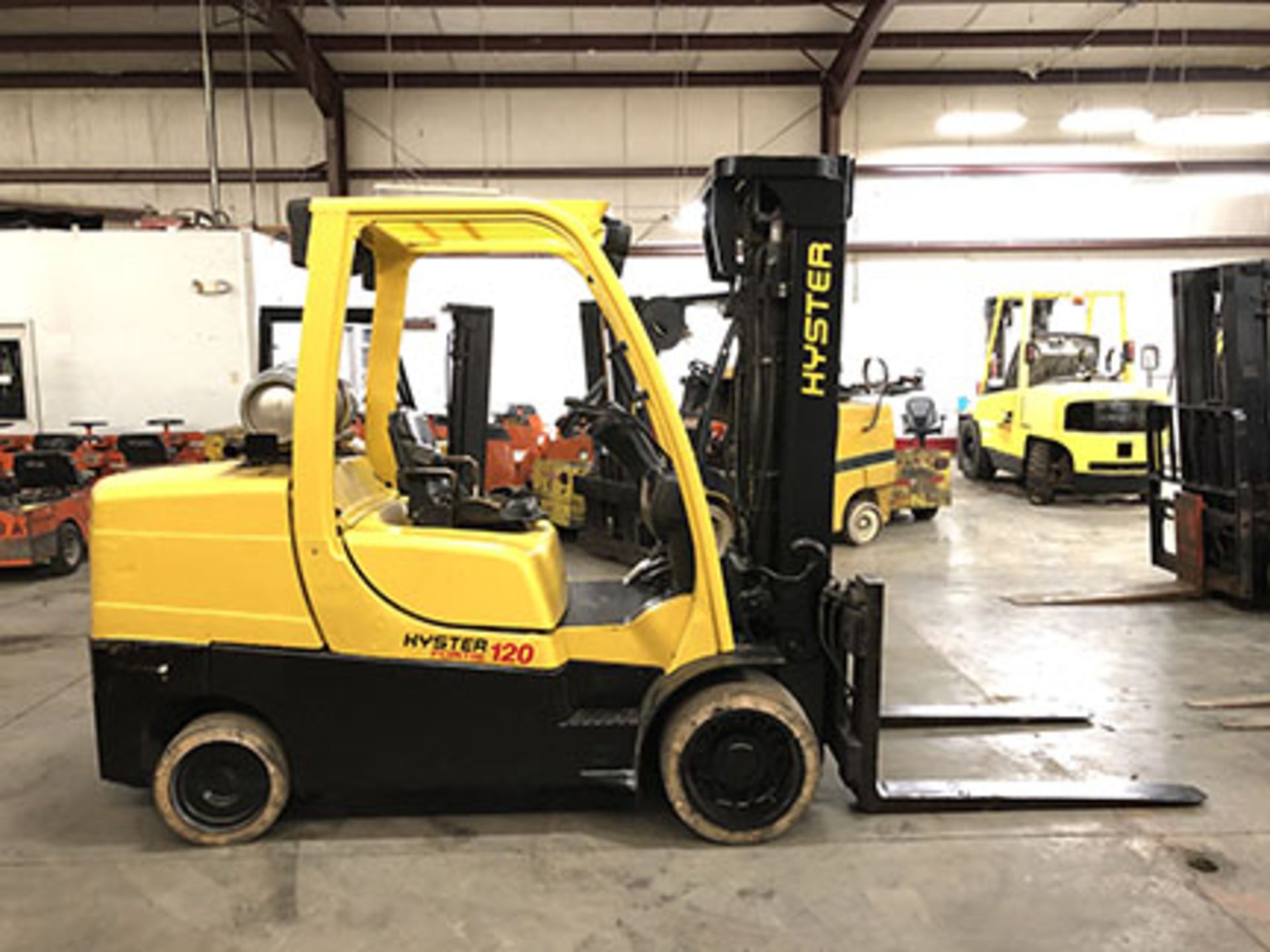 2012 HYSTER 12,000-LB., MODEL: S120FT, S/N: G004V06227K, LPG, LEVER SHIFT TRANSMISSION, SOLID NON- - Image 5 of 8