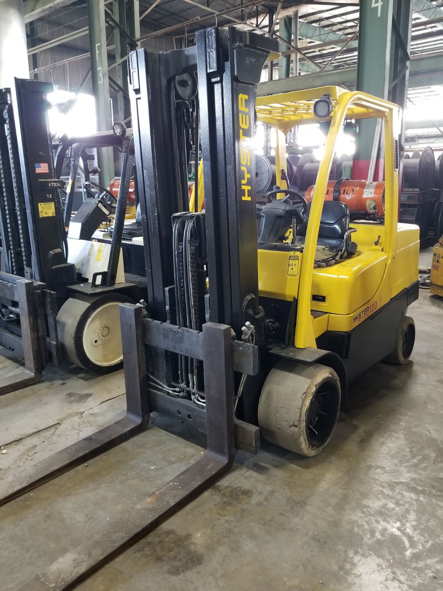 2012 HYSTER 12,000-LB., MODEL: S120FT, S/N: G004V06227K, LPG, LEVER SHIFT TRANSMISSION, SOLID NON- - Image 2 of 8