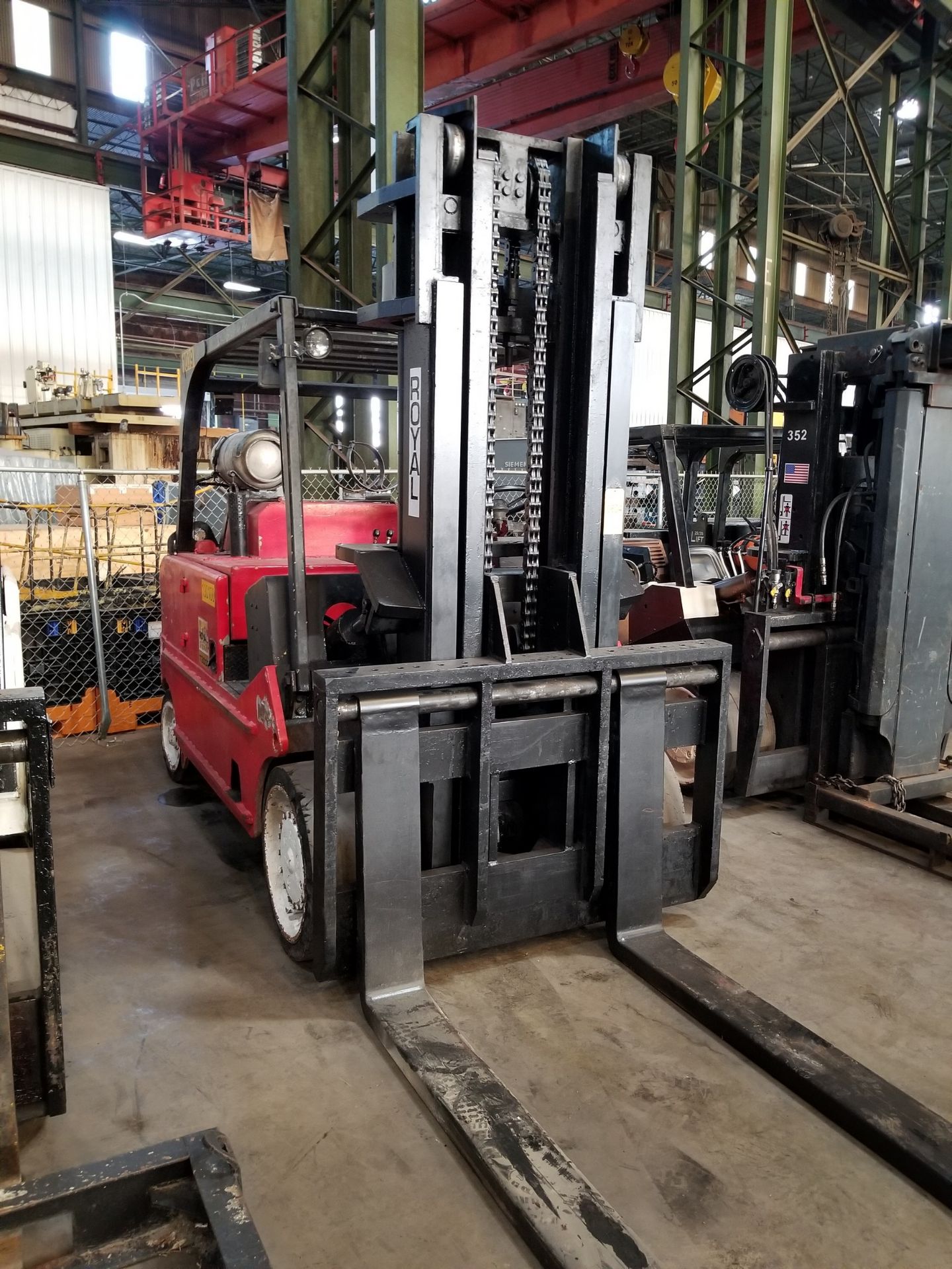 ROYAL T300C 30,000 LB. FORKLIFT; 2-STAGE MAST, 107'' LIFT HEIGHT, 9,436 HOURS, S/N L0670, SOLID - Image 3 of 4