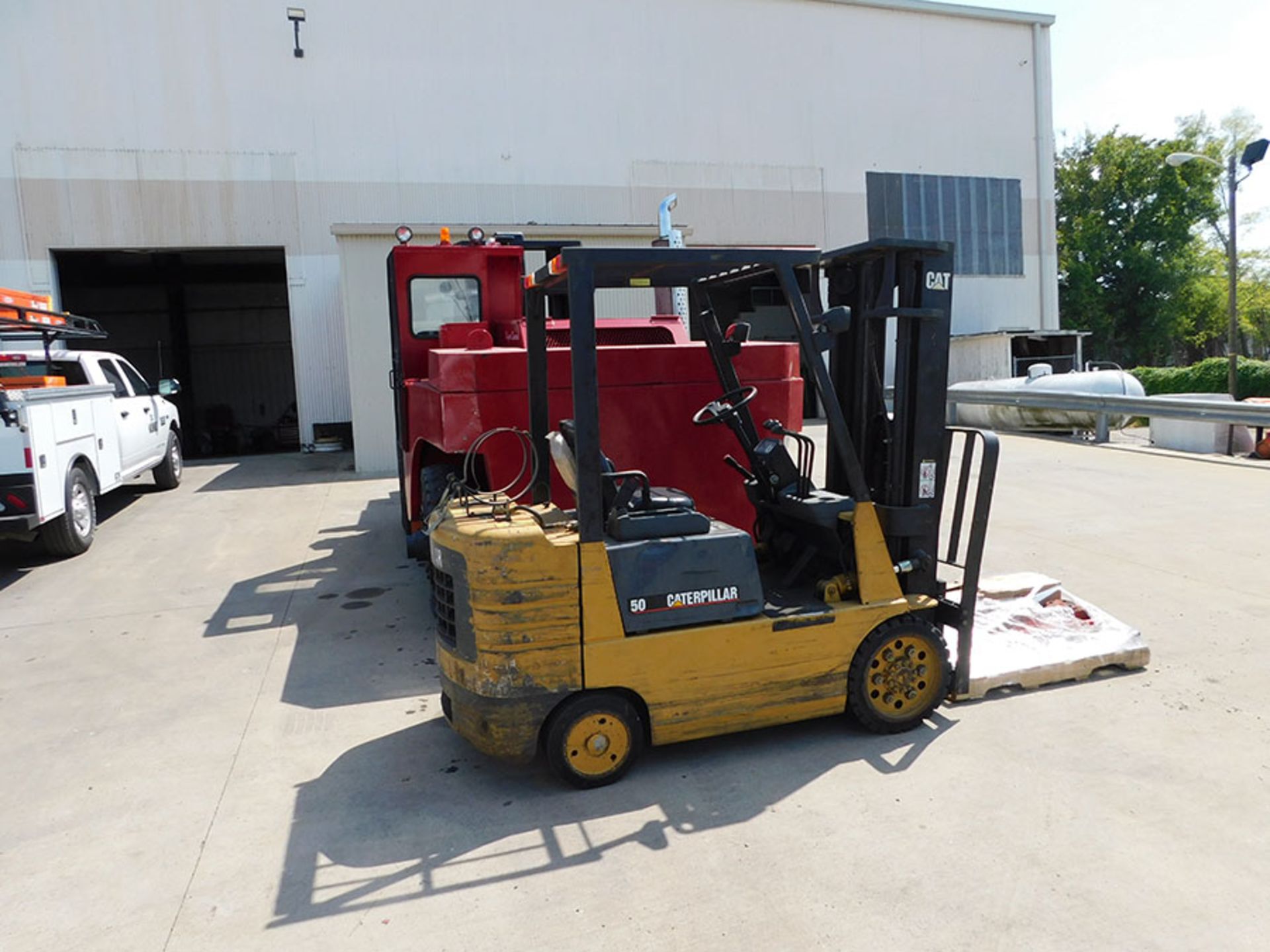 CATERPILLAR GC25 5,000 LB. FORKLIFT; 3-STAGE MAST, 189'' LIFT HEIGHT, LP GAS, SOLID TIRES, 42'' - Image 2 of 2