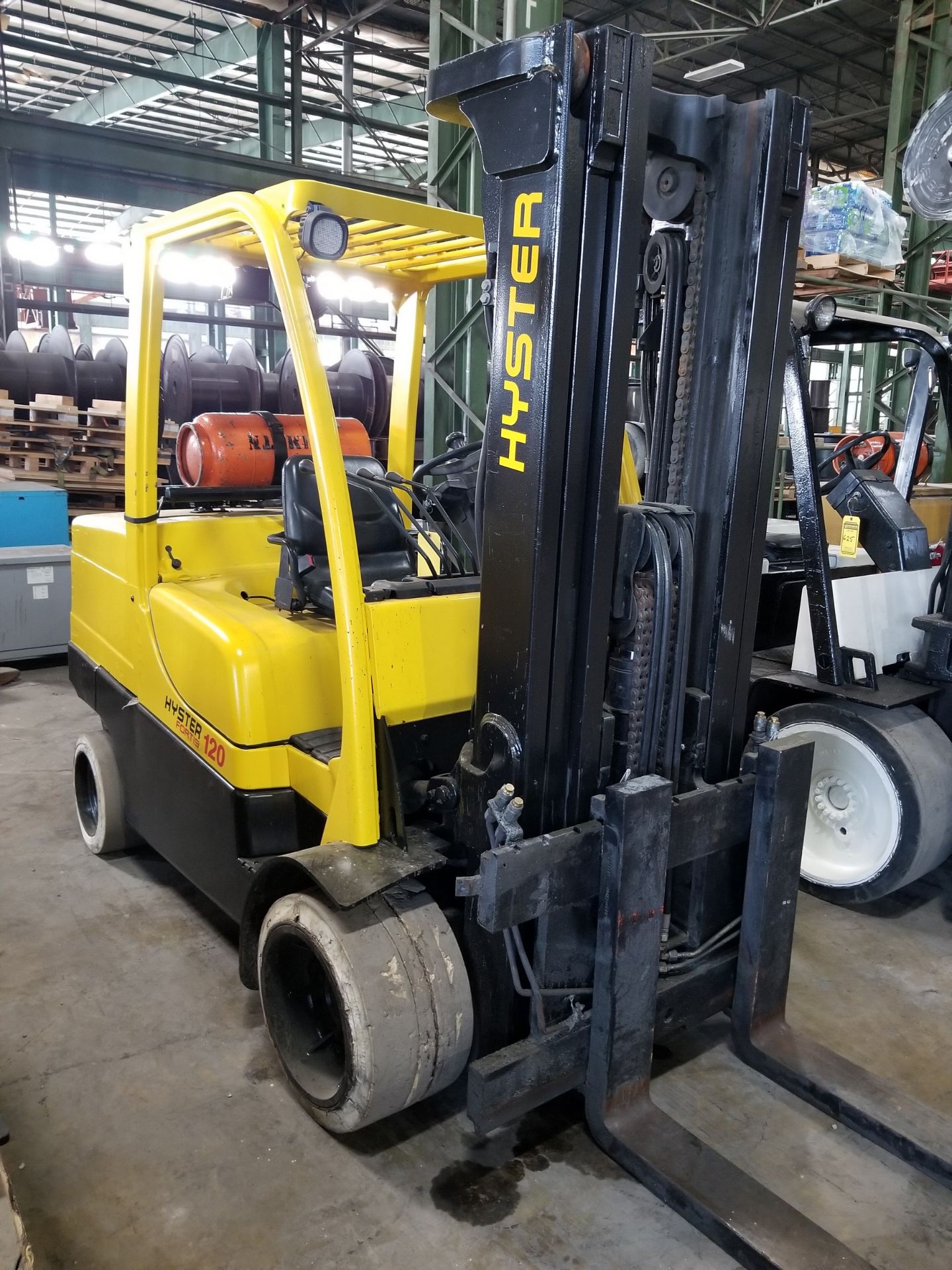 2012 HYSTER S120FT 12,000 LB. FORKLIFT; 3-STAGE MAST, 185'' LIFT HEIGHT, LPG, SOLID TIRES, 6' FORKS - Image 3 of 4