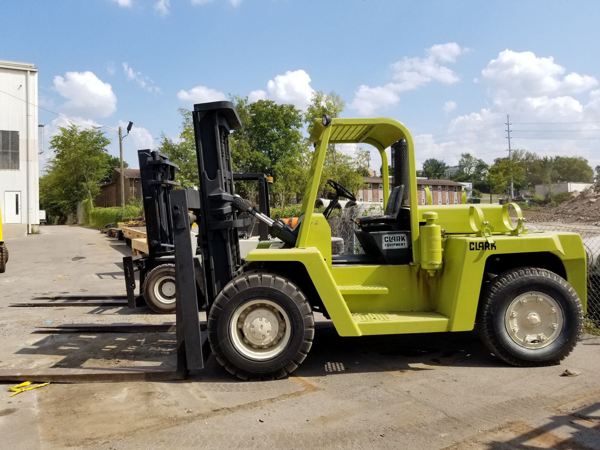 CLARK C500YS-250 25,000 LB. FORKLIFT; 2-STAGE MAST, 124'' LIFT HEIGHT, LP GAS, PNEUMATIC TIRES, - Image 2 of 5