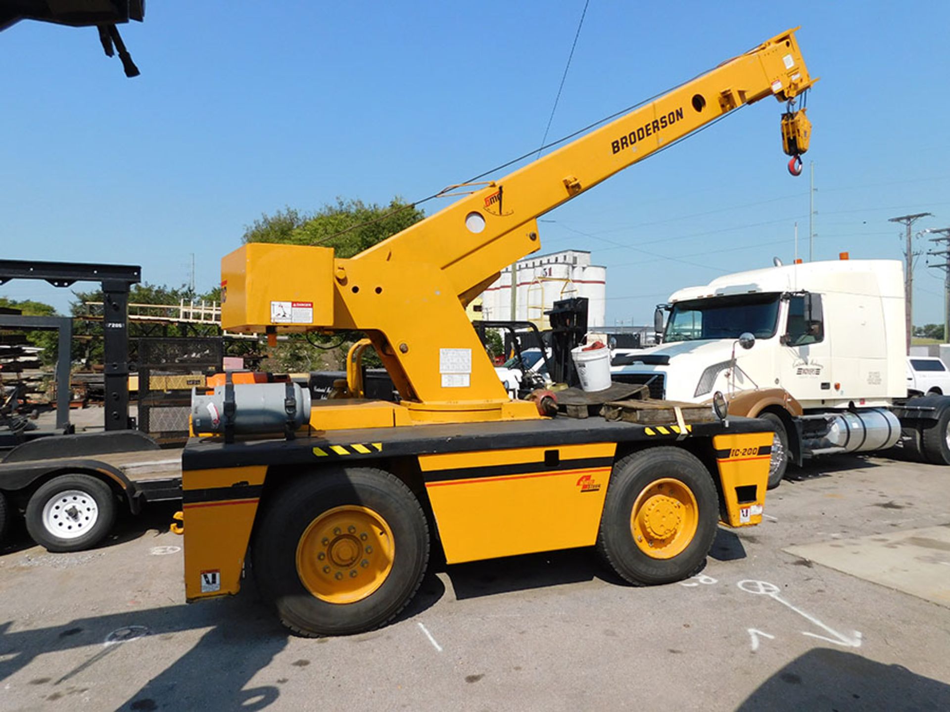 BRODERSON 15-TON DUAL FUEL CARRY DECK CRANE; MODEL IC2002B, S/N 31415, 4,963 HOURS, 360 DEGREE