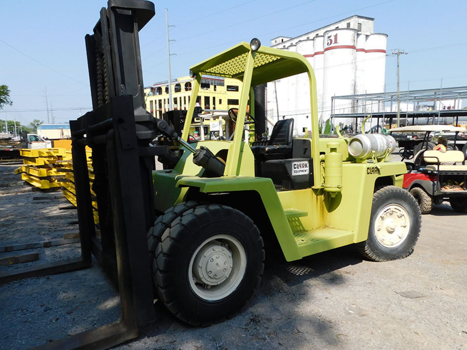 CLARK C500YS-250 25,000 LB. FORKLIFT; 2-STAGE MAST, 124'' LIFT HEIGHT, LP GAS, PNEUMATIC TIRES, - Image 3 of 5