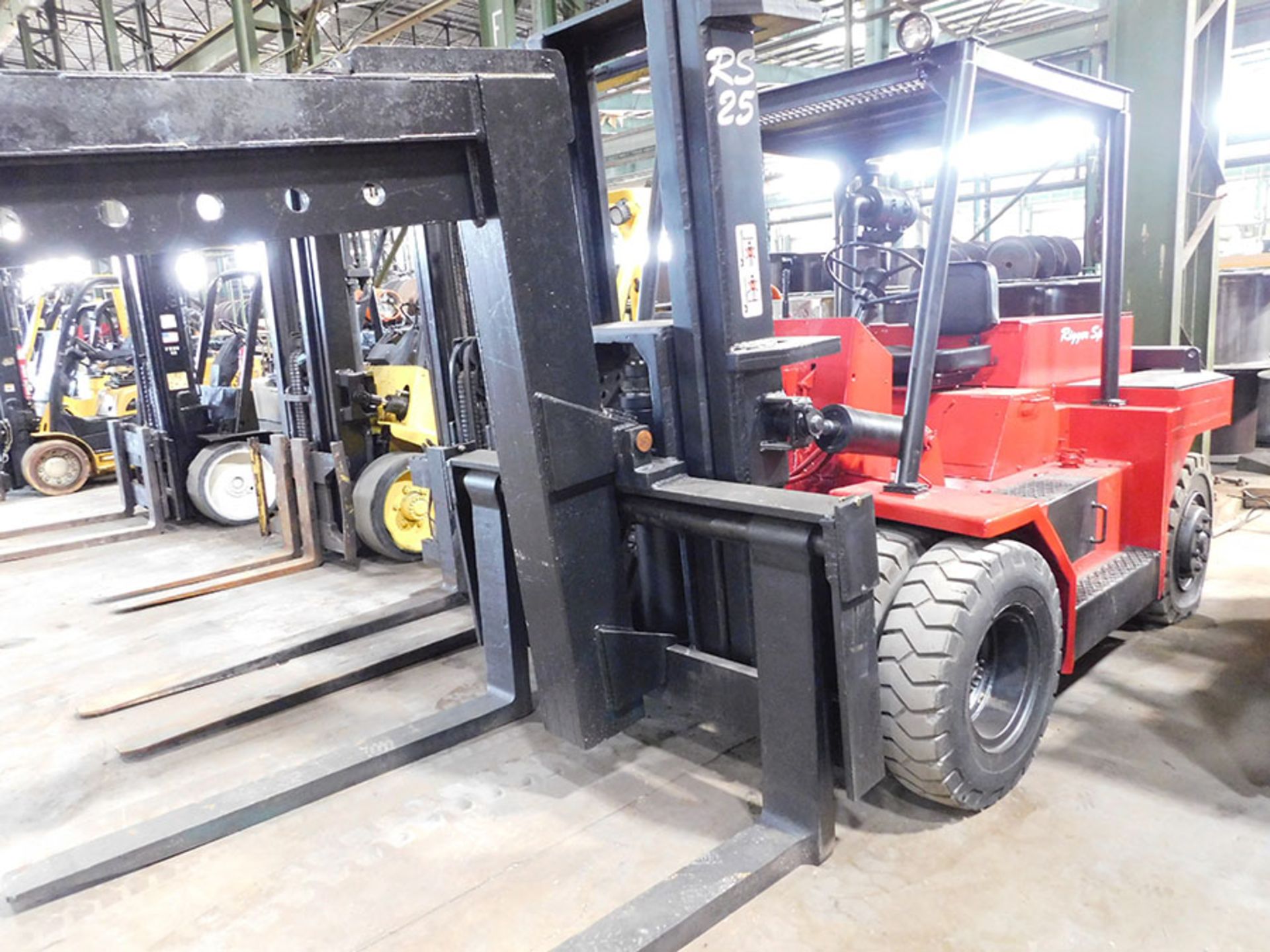 RIGGER SPECIAL RS25 25,000 LB. FORKLIFT; 2-STAGE MAST, 93'' LIFT HEIGHT, PNEUMATIC TIRES, DUAL FUEL,