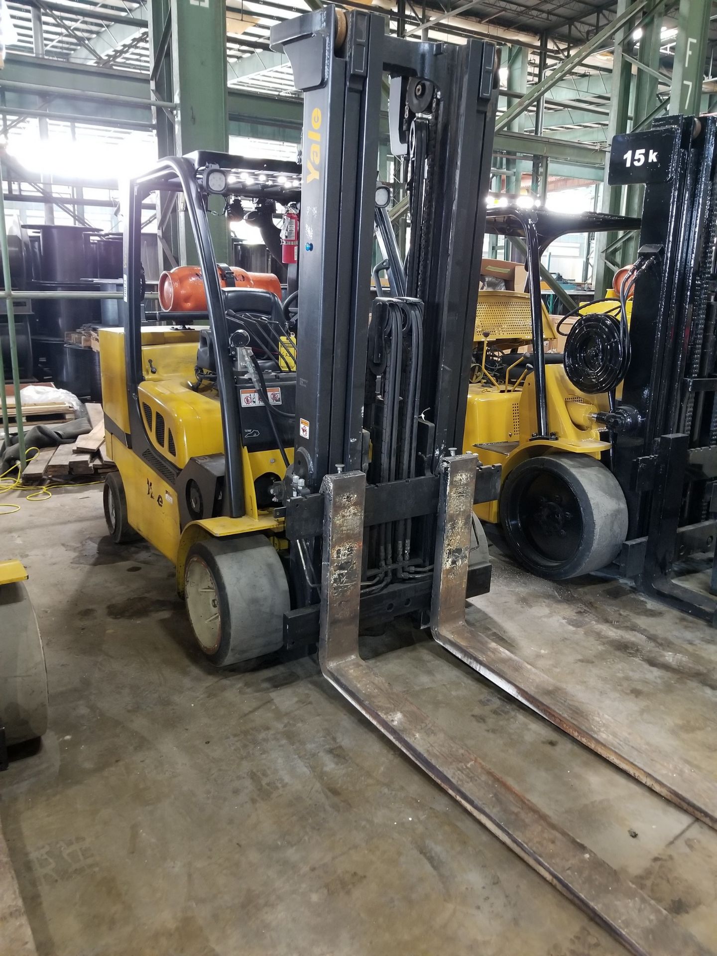 2015 YALE 120VX 12,000 LB. FORKLIFT; 3-STAGE MAST, 208'' LIFT HEIGHT, LP GAS, SOLID TIRES, 6' FORKS - Image 3 of 4