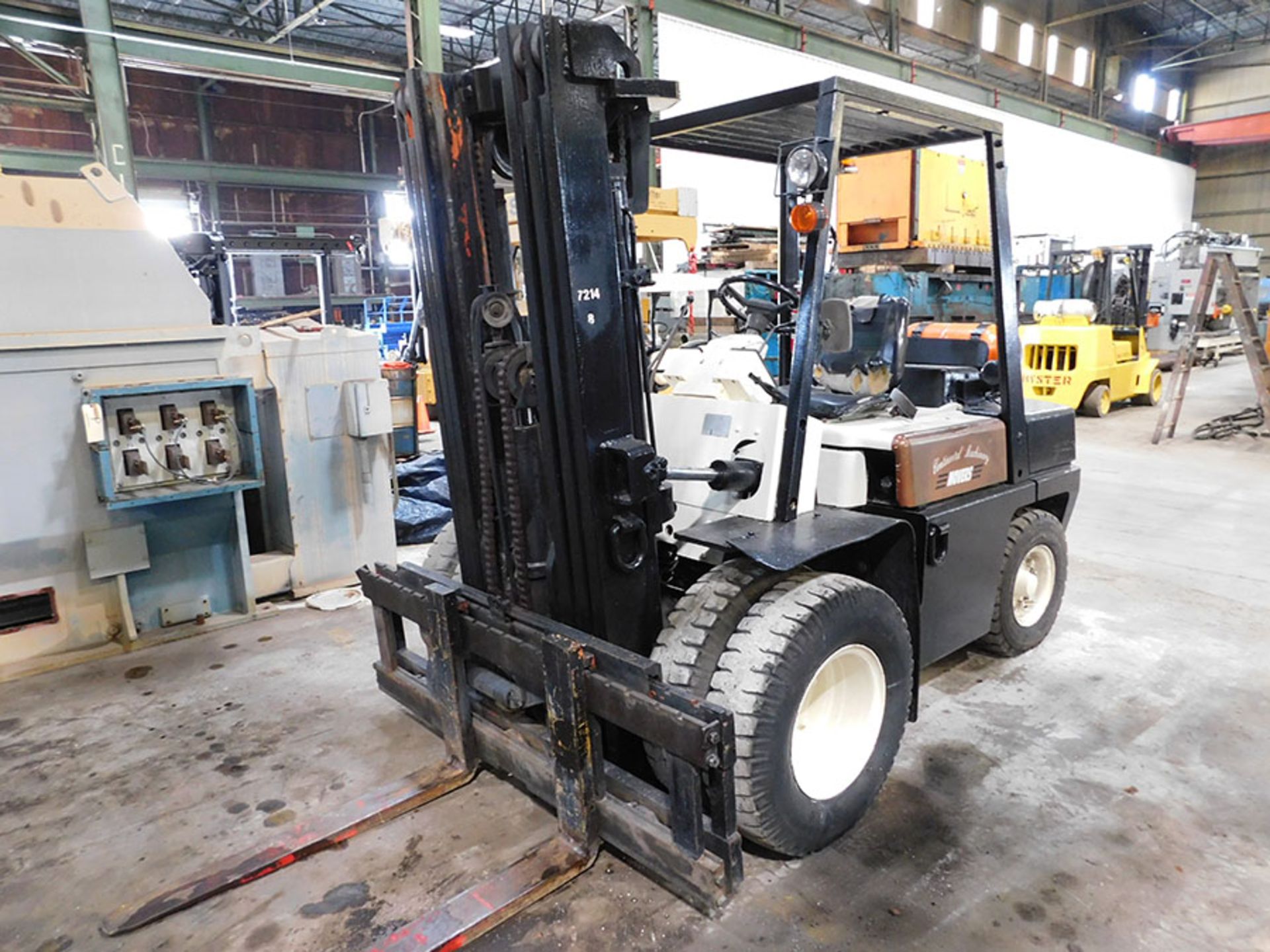 NISSAN BF03A35V 8,000 LB. FORKLIFT; 3-STAGE MAST, 118'' LIFT HEIGHT, DUAL FUEL, PNEUMATIC DUAL