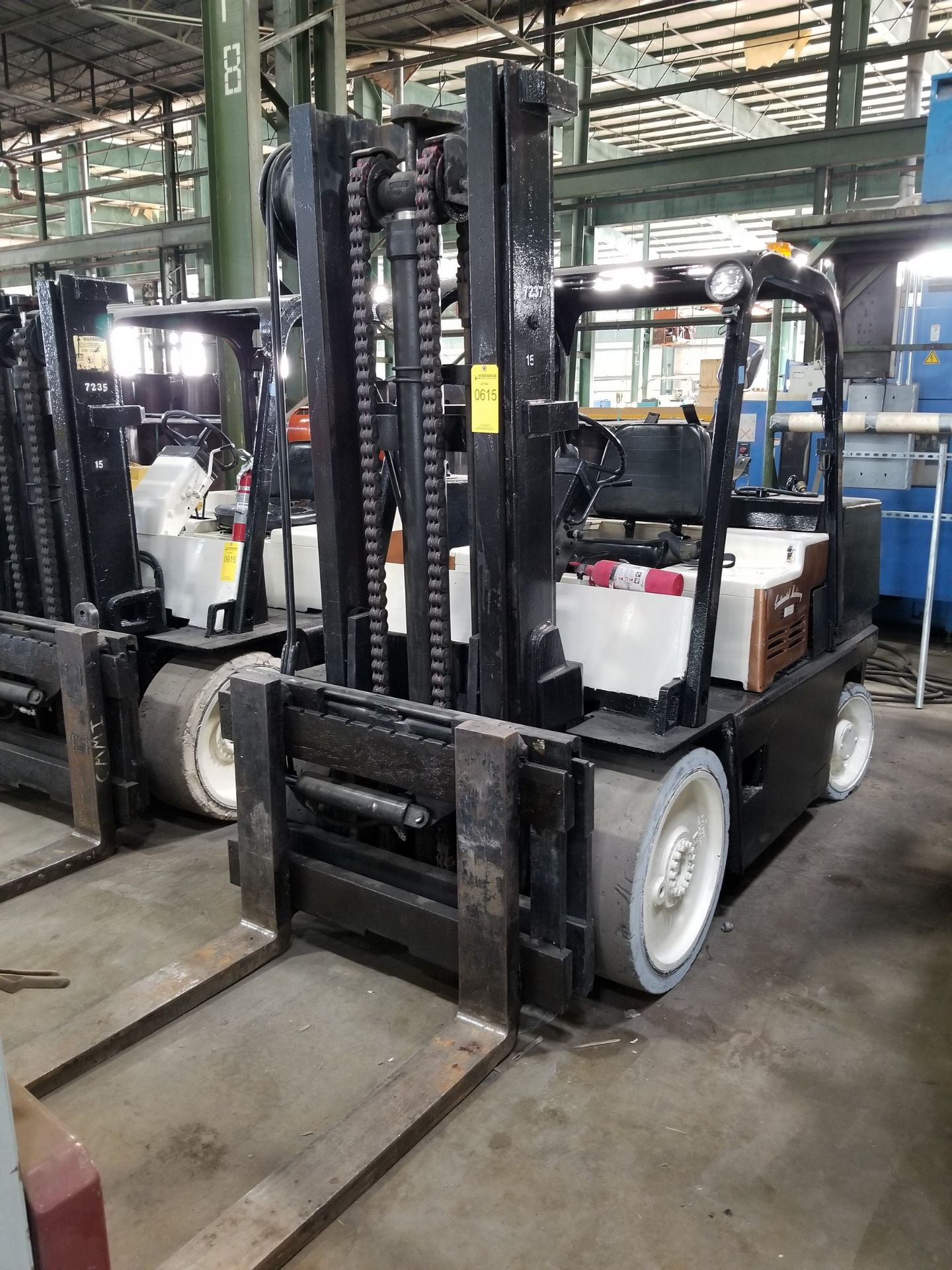 CATERPILLAR T150D 15,000 LB. FORKLIFT; 2-STAGE MAST, 126'' LIFT HEIGHT, LP GAS, SOLID TIRES, 5' - Image 2 of 4