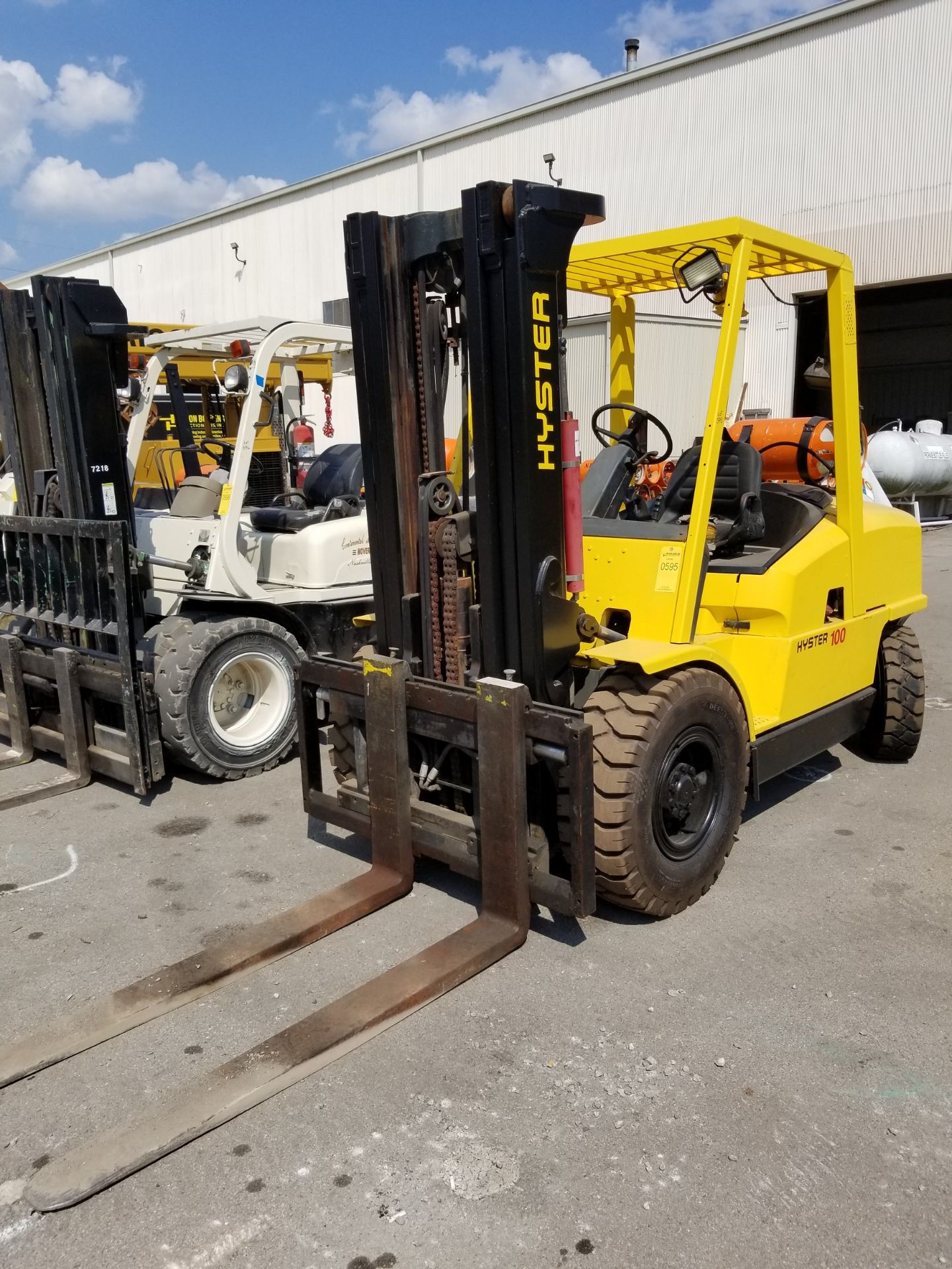 HYSTER H100XM 10,000 LB. FORKLIFT; 3-STAGE MAST, 175'' LIFT HEIGHT, DUAL FUEL, PNEUMATIC TIRES, - Image 2 of 3