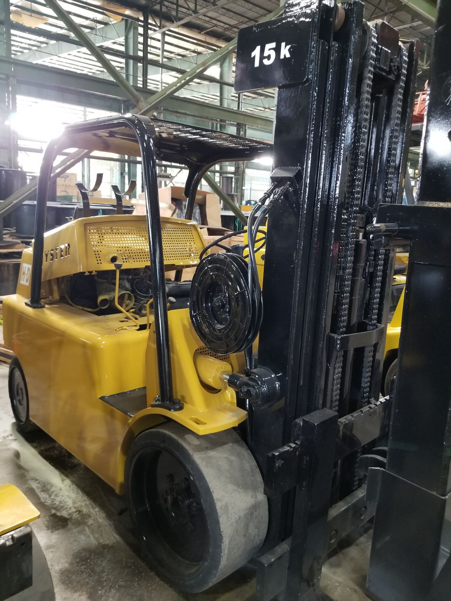 HYSTER S150A 14,400 LB. FORKLIFT; 3-STAGE MAST, 220'' LIFT HEIGHT, LP GAS, SOLID TIRES, 46'' - Image 4 of 5