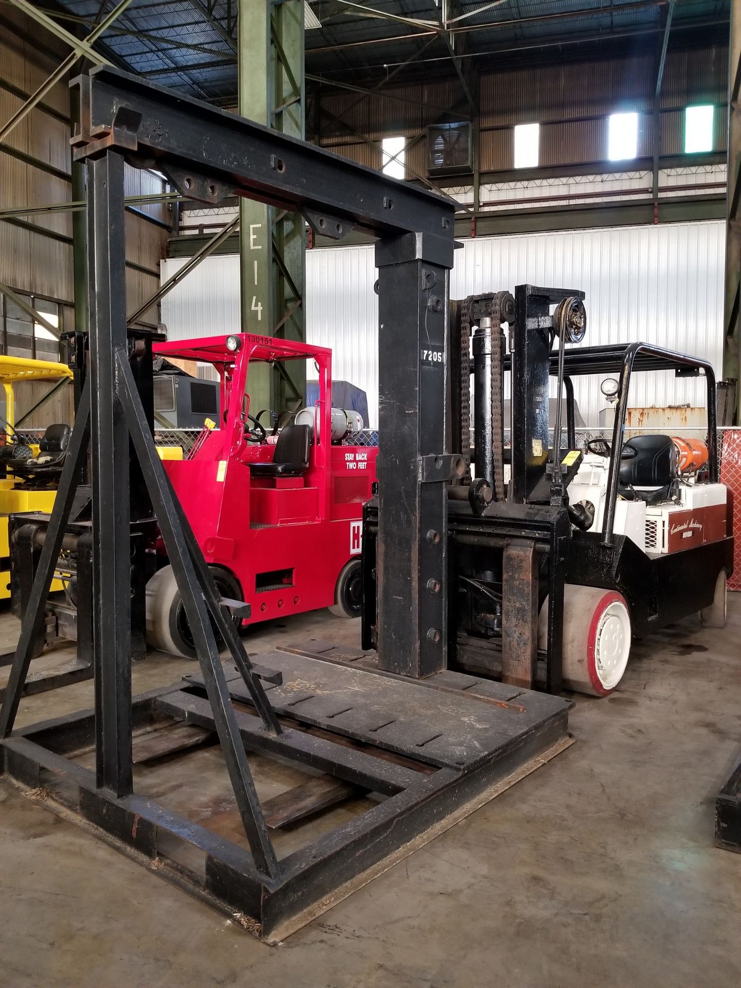 CATERPILLAR T300 30,000 LB. FORKLIFT; 2-STAGE MAST, 107'' LIFT HEIGHT, LP GAS, SOLID TIRES, 6,149 - Image 2 of 5