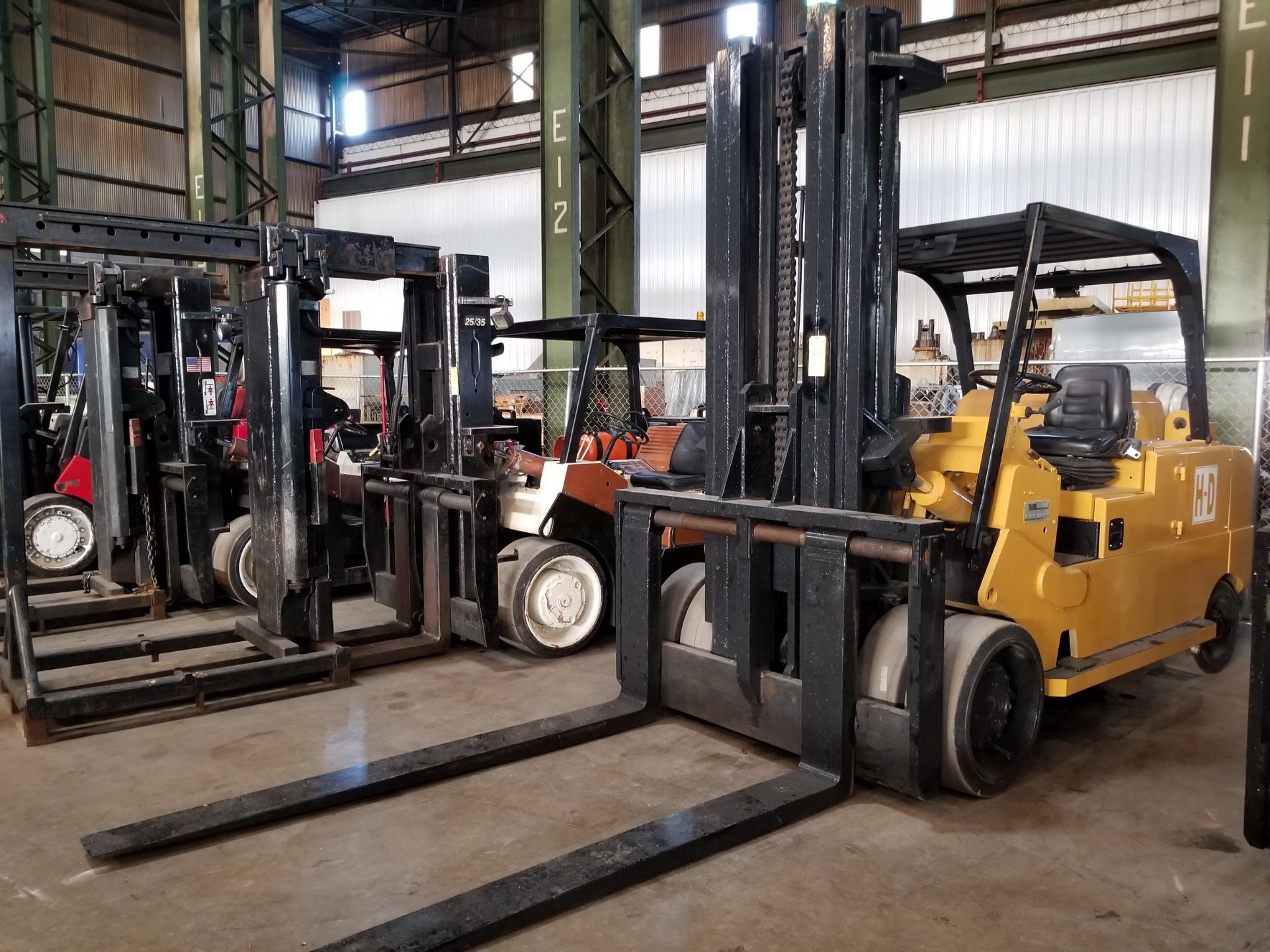 ROYAL T350C 35,000 LB. FORKLIFT; LP GAS, 2-STAGE MAST, 111'' LIFT HEIGHT, SOLID TIRES, 8' FORKS, 8, - Image 2 of 4